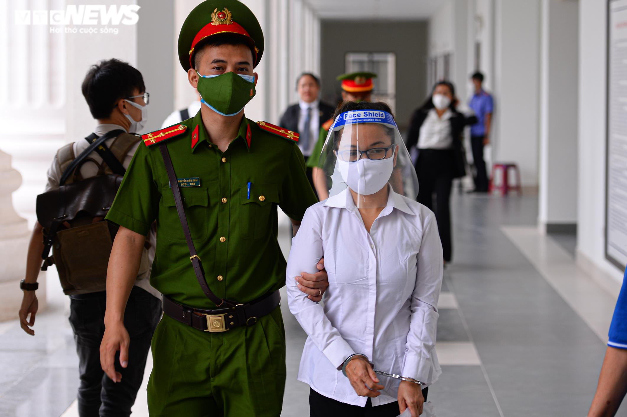 Ảnh: Cảnh sát dẫn giải cựu Thứ trưởng Y tế Trương Quốc Cường tới toà - 13