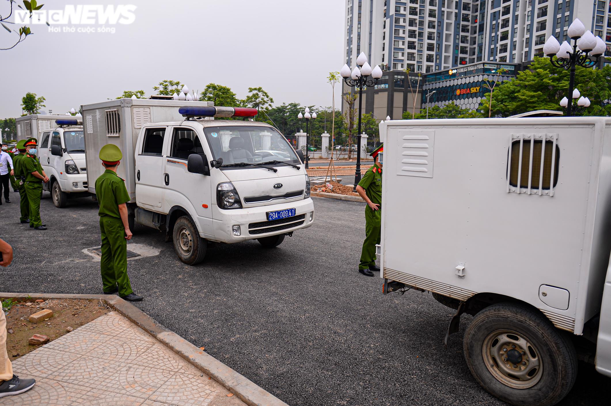 Ảnh: Cảnh sát dẫn giải cựu Thứ trưởng Y tế Trương Quốc Cường tới toà - 5