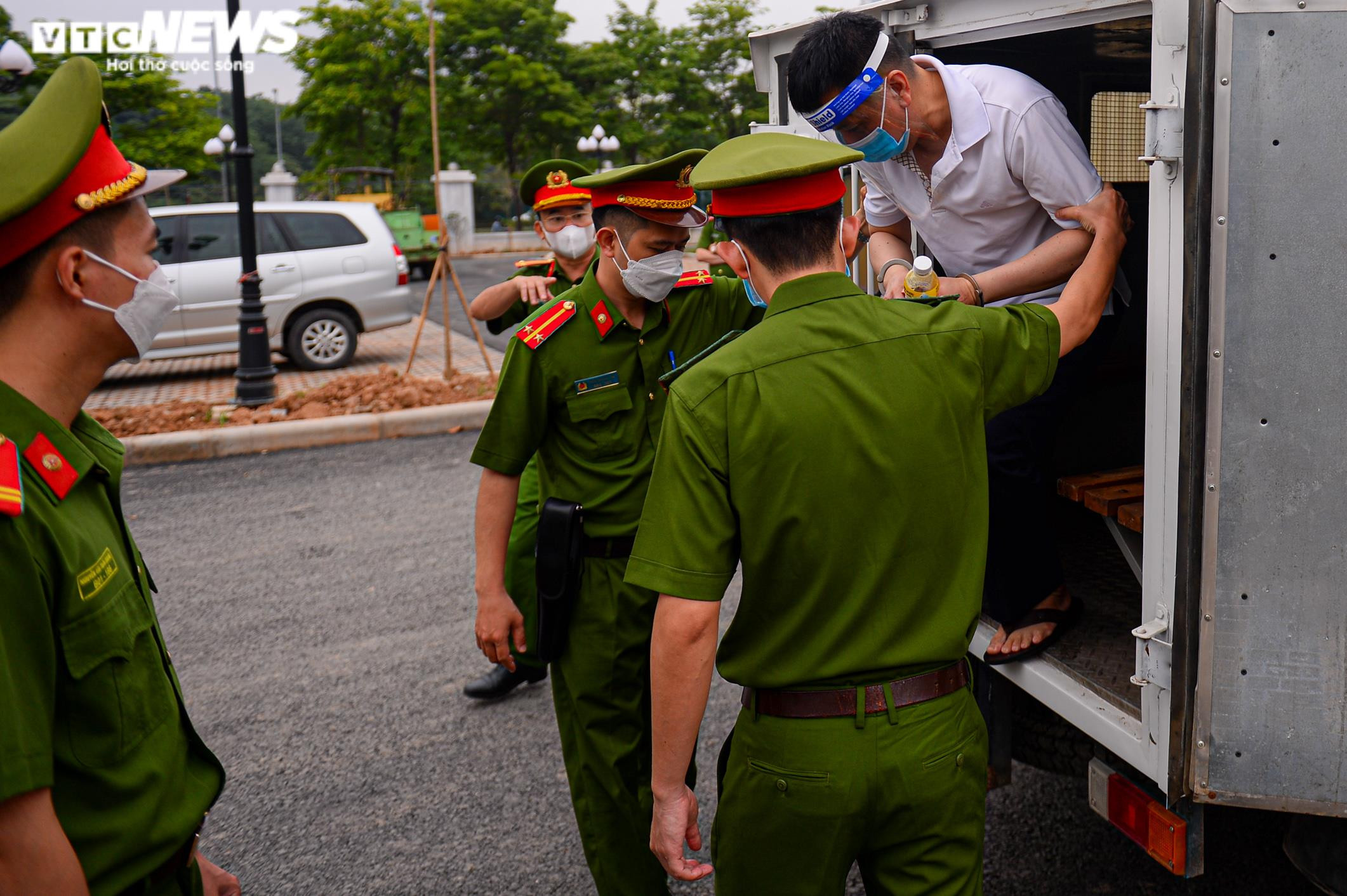 Ảnh: Cảnh sát dẫn giải cựu Thứ trưởng Y tế Trương Quốc Cường tới toà - 6