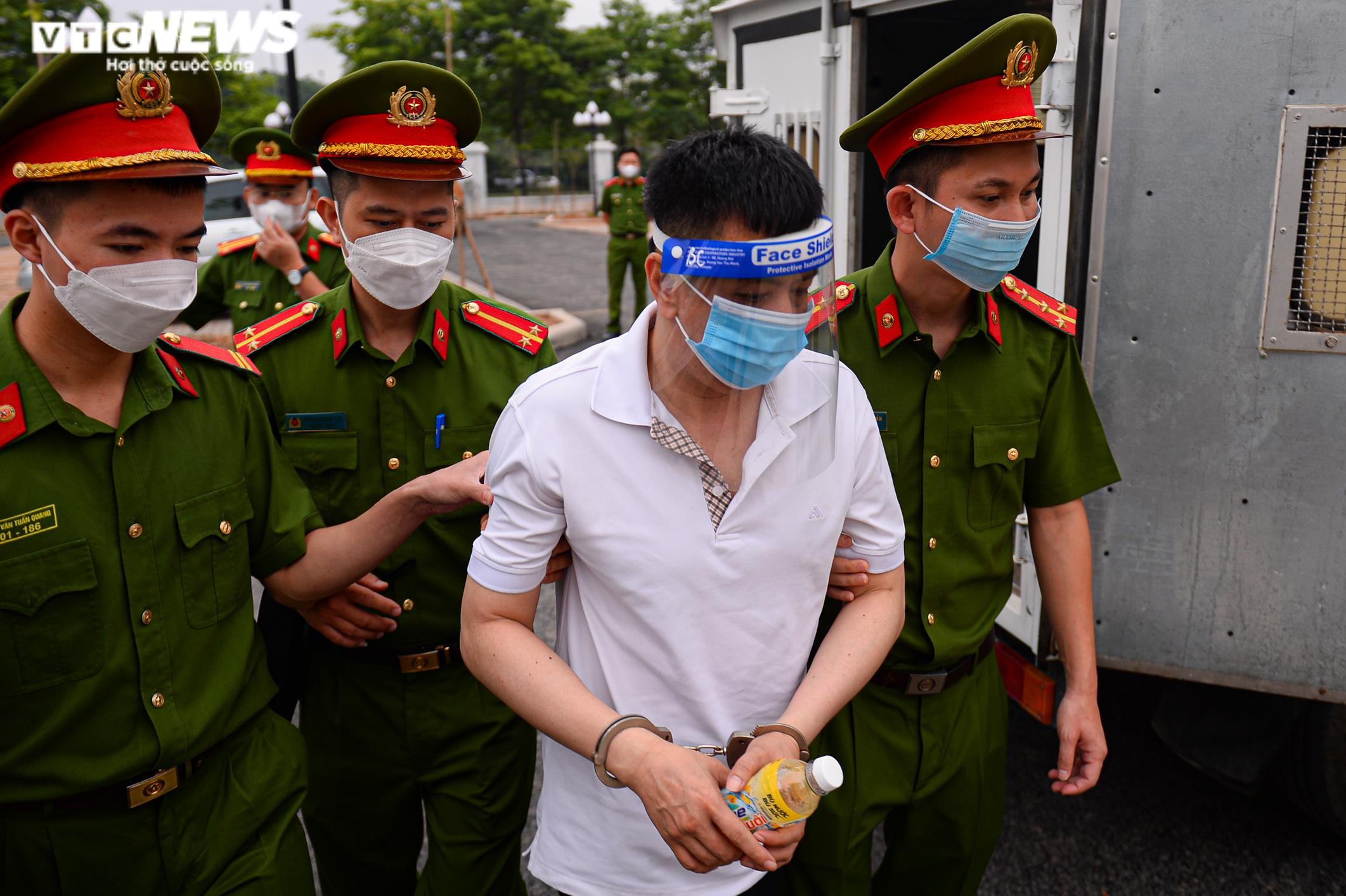 Ảnh: Cảnh sát dẫn giải cựu Thứ trưởng Y tế Trương Quốc Cường tới toà - 8