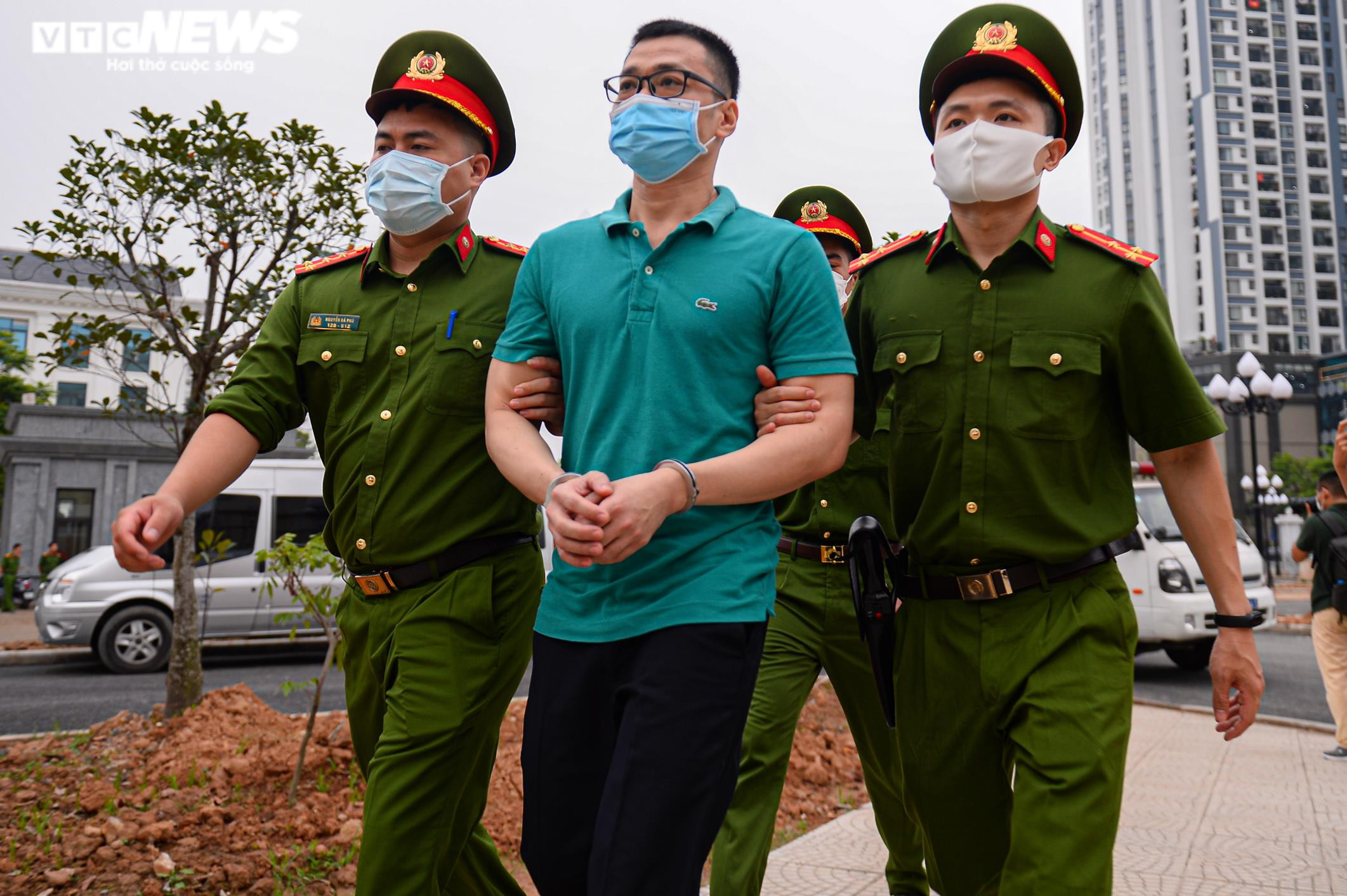 Ảnh: Cảnh sát dẫn giải cựu Thứ trưởng Y tế Trương Quốc Cường tới toà - 9