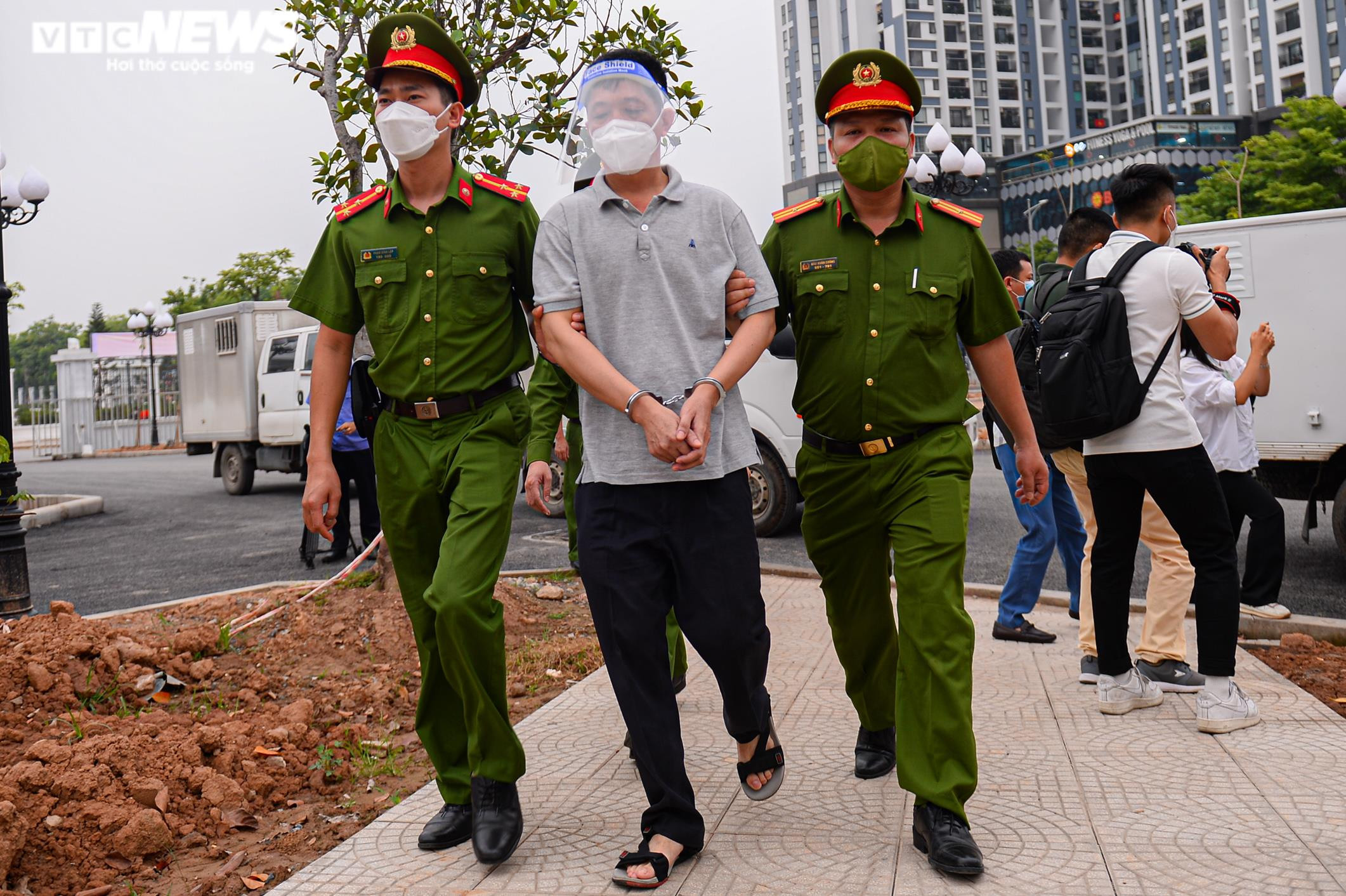 Ảnh: Cảnh sát dẫn giải cựu Thứ trưởng Y tế Trương Quốc Cường tới toà - 10