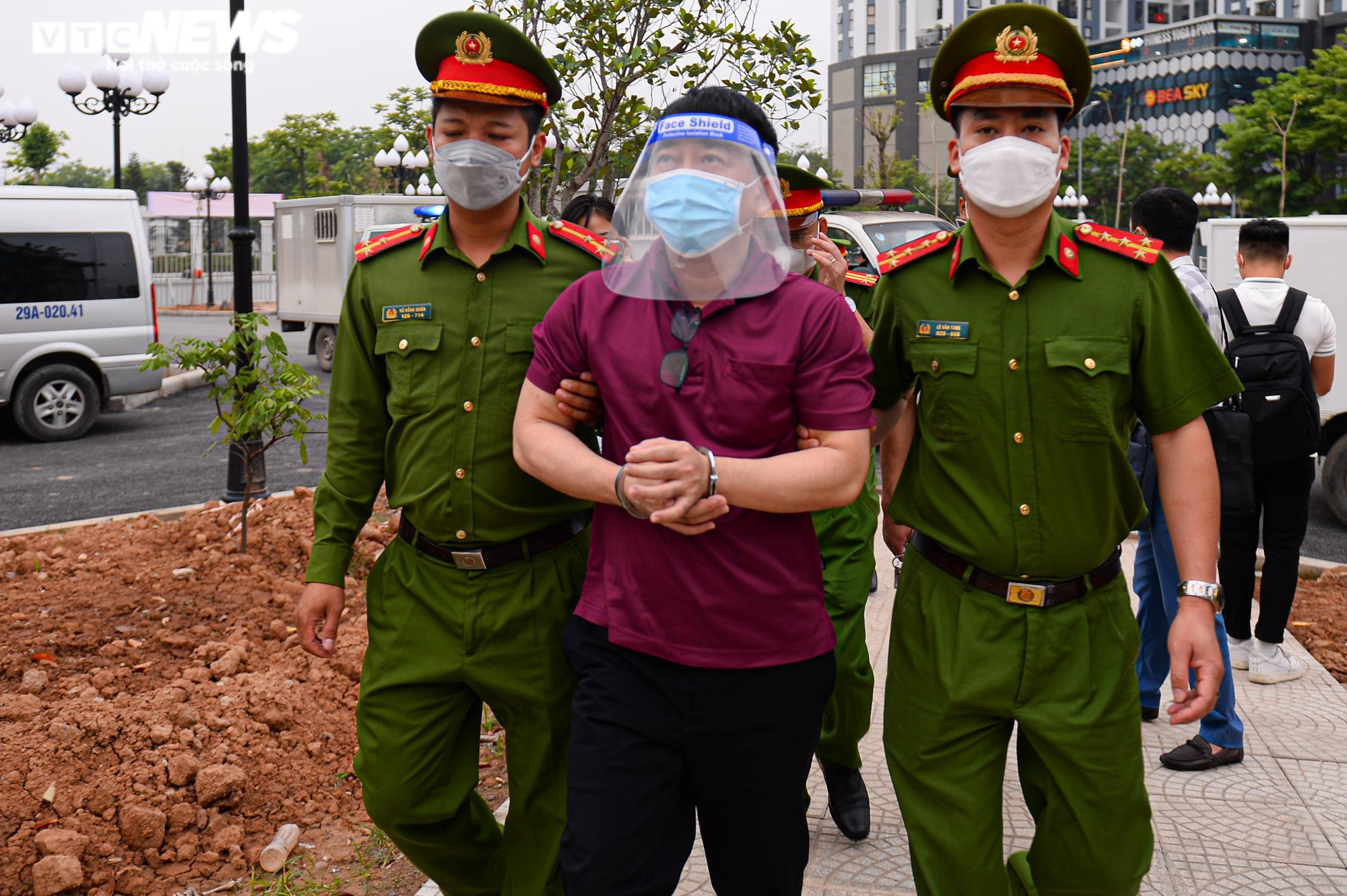 Ảnh: Cảnh sát dẫn giải cựu Thứ trưởng Y tế Trương Quốc Cường tới toà - 7
