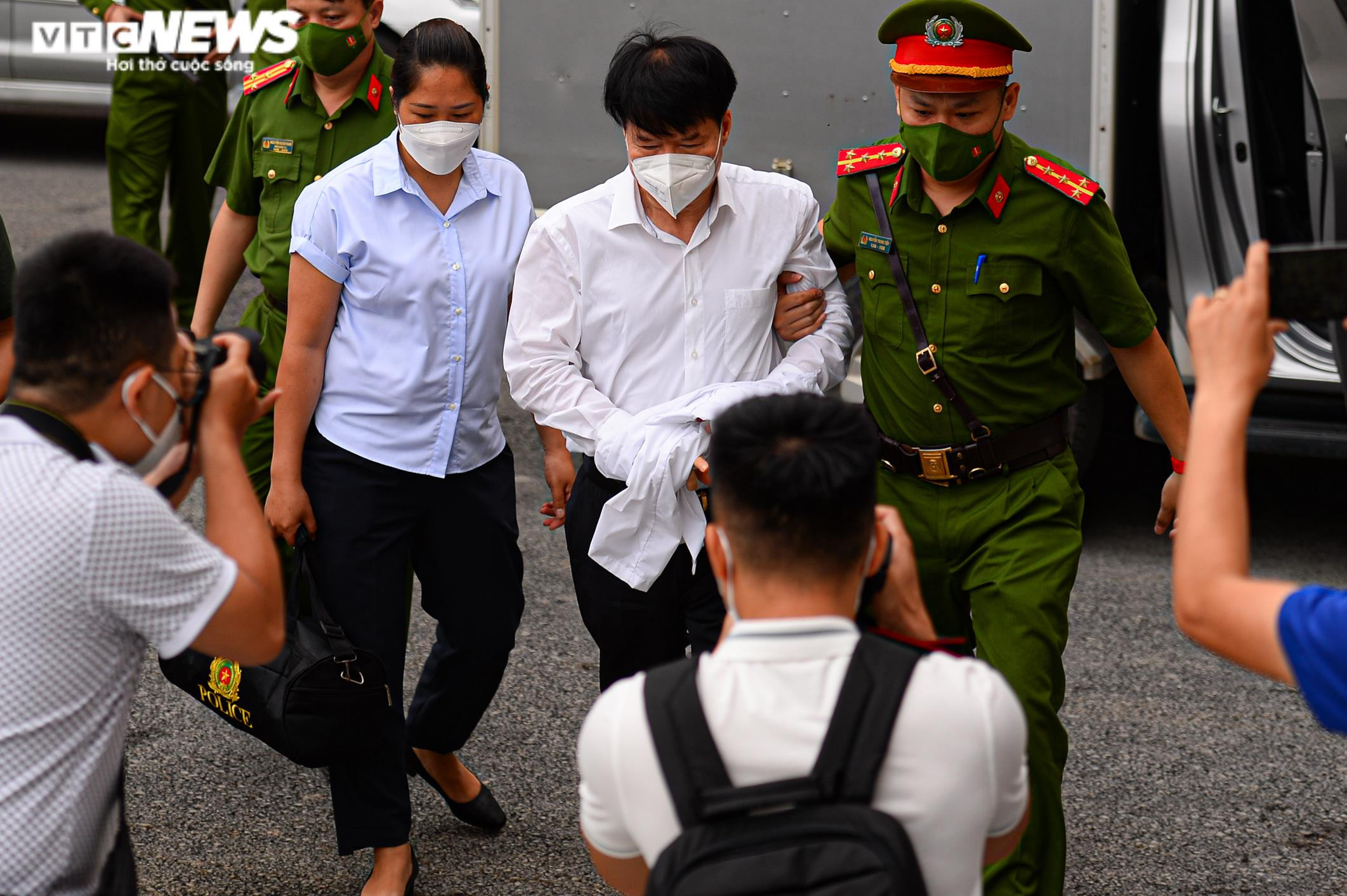 Ảnh: Cảnh sát dẫn giải cựu Thứ trưởng Y tế Trương Quốc Cường tới toà - 3