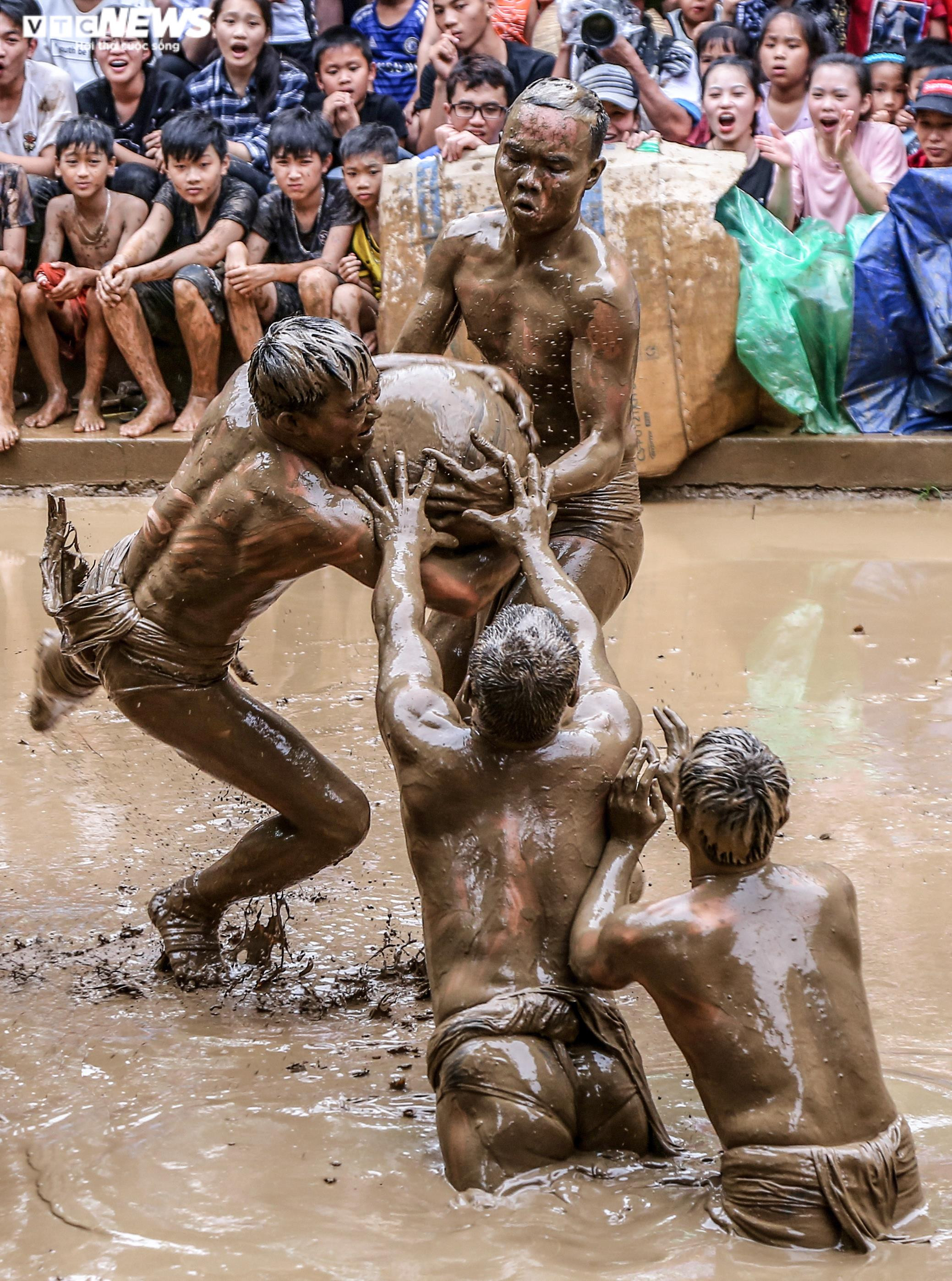 Ảnh: Nghìn người cổ vũ 16 thanh niên vật lộn trong bùn tranh quả cầu gỗ - 14