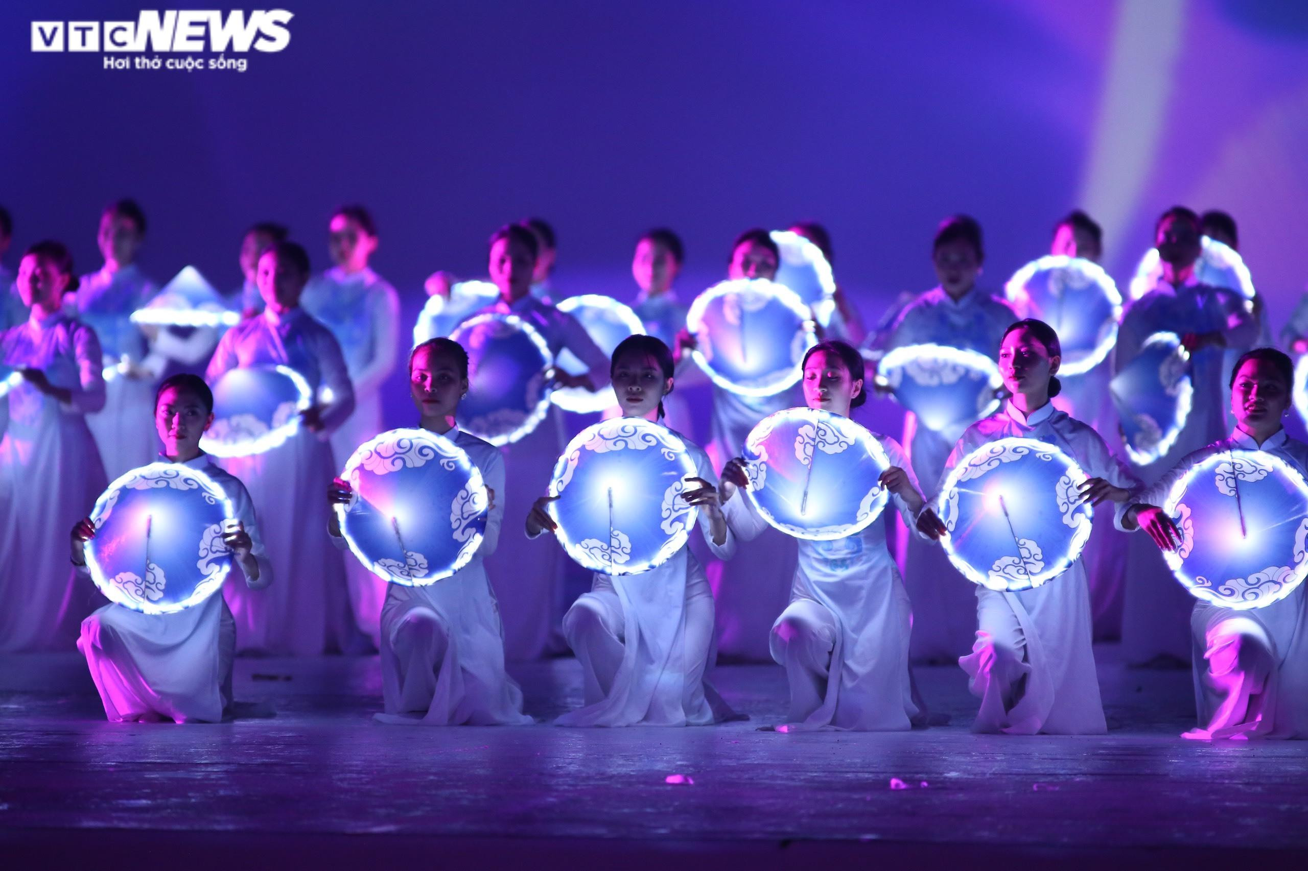 Ảnh: Khai mạc SEA Games 31 - Huyền ảo, lung linh, độc đáo, ấn tượng - 5