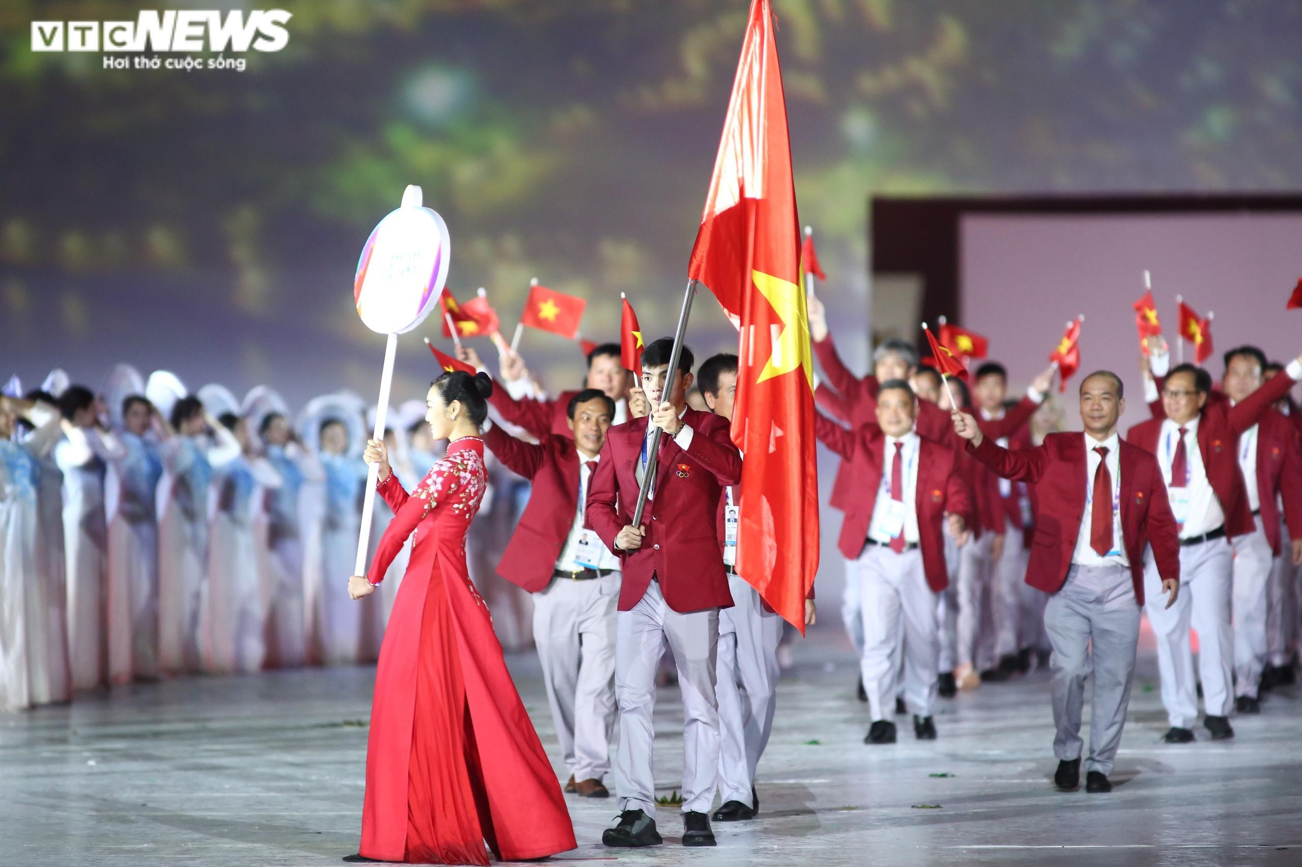 Ảnh: Khai mạc SEA Games 31 - Huyền ảo, lung linh, độc đáo, ấn tượng - 10
