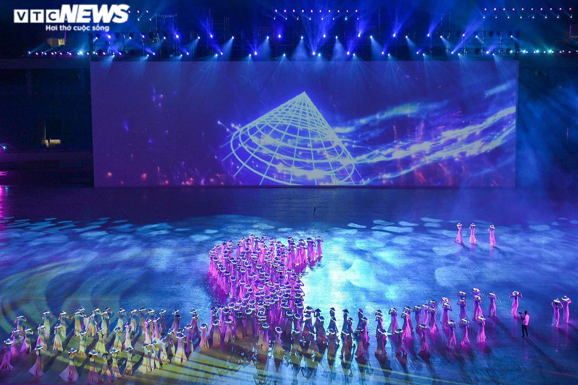 Ảnh: Khai mạc SEA Games 31 - Huyền ảo, lung linh, độc đáo, ấn tượng - 6