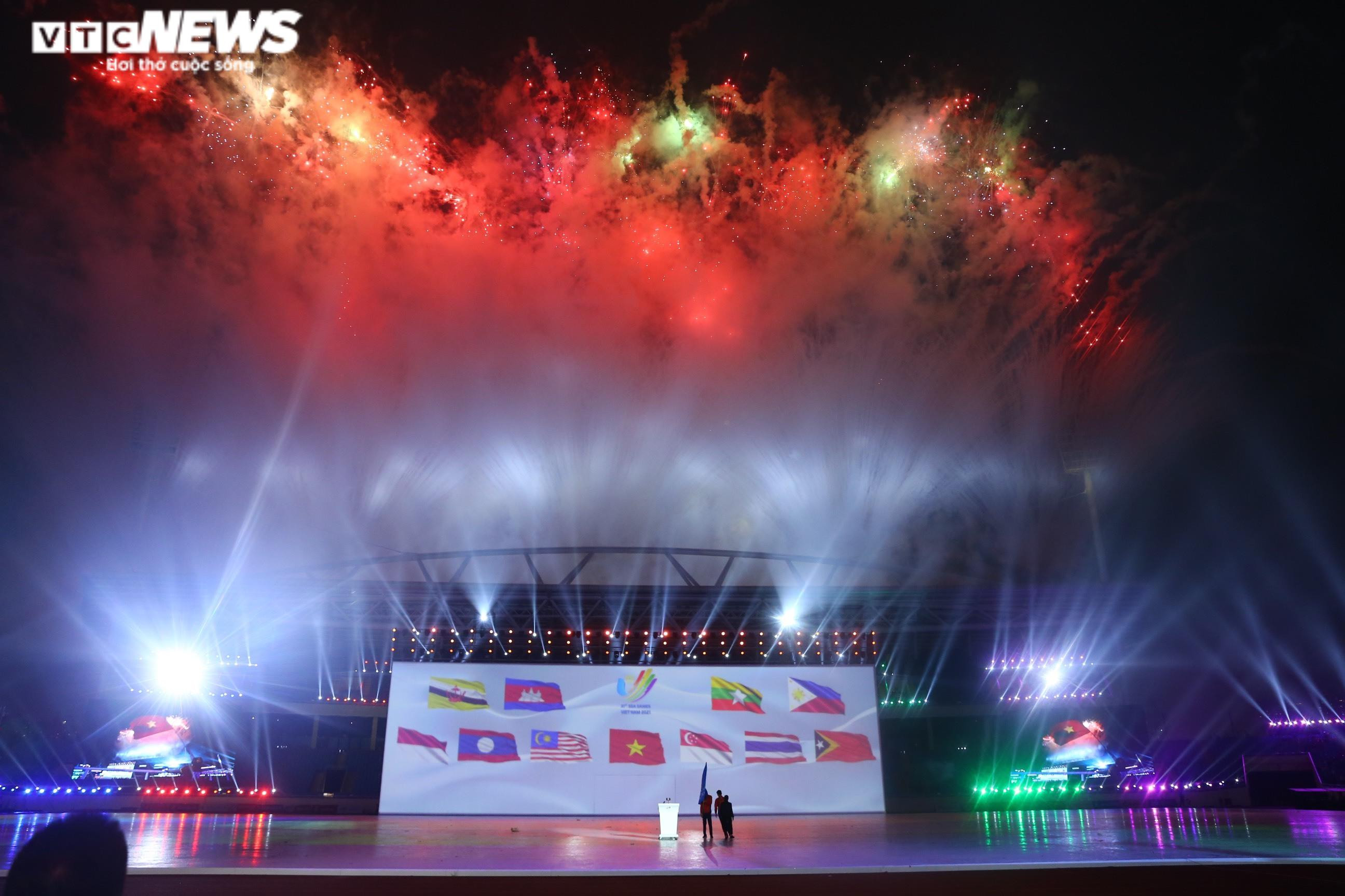 Ảnh: Khai mạc SEA Games 31 - Huyền ảo, lung linh, độc đáo, ấn tượng - 14