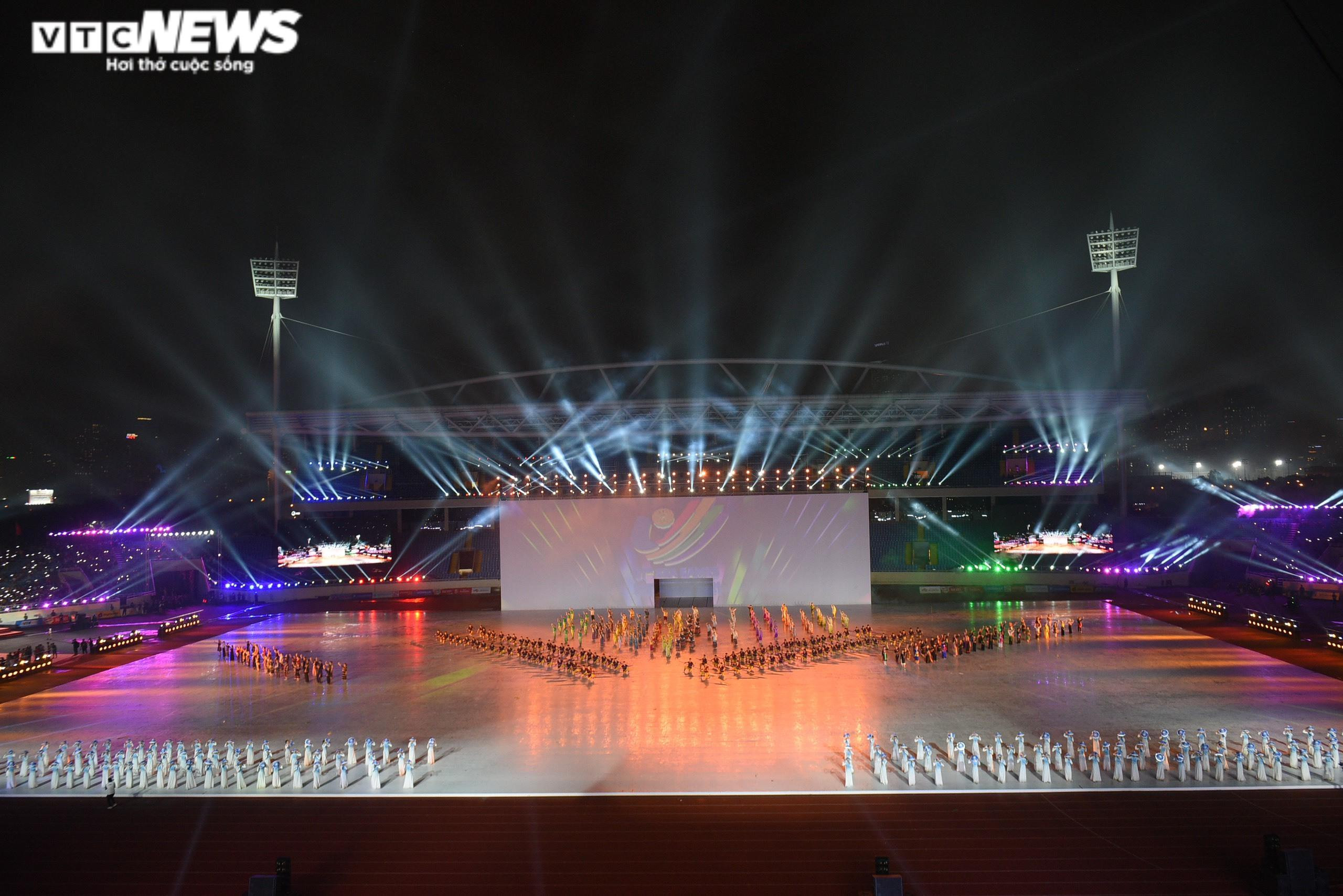 Ảnh: Khai mạc SEA Games 31 - Huyền ảo, lung linh, độc đáo, ấn tượng - 1