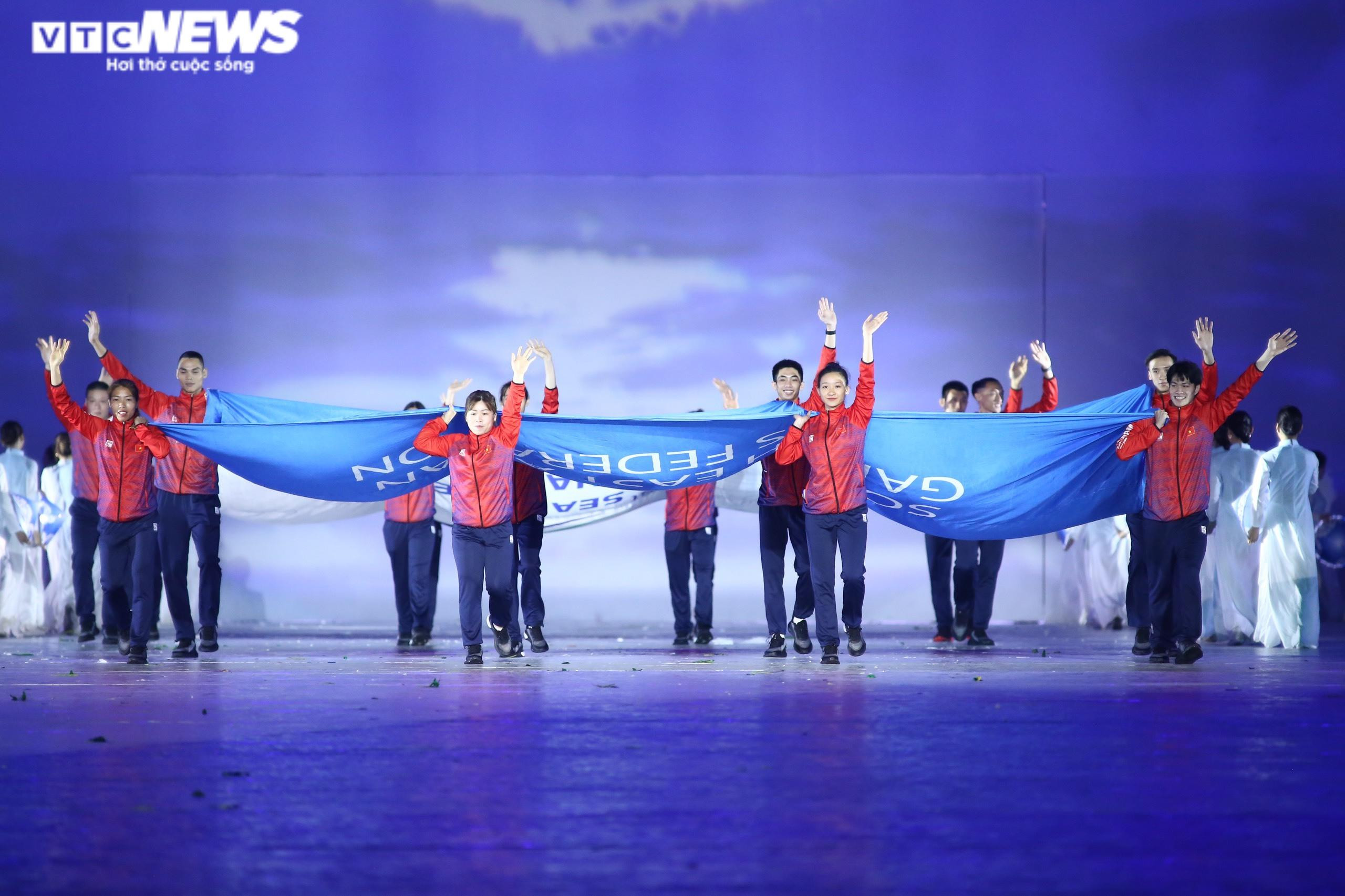 Ảnh: Khai mạc SEA Games 31 - Huyền ảo, lung linh, độc đáo, ấn tượng - 12