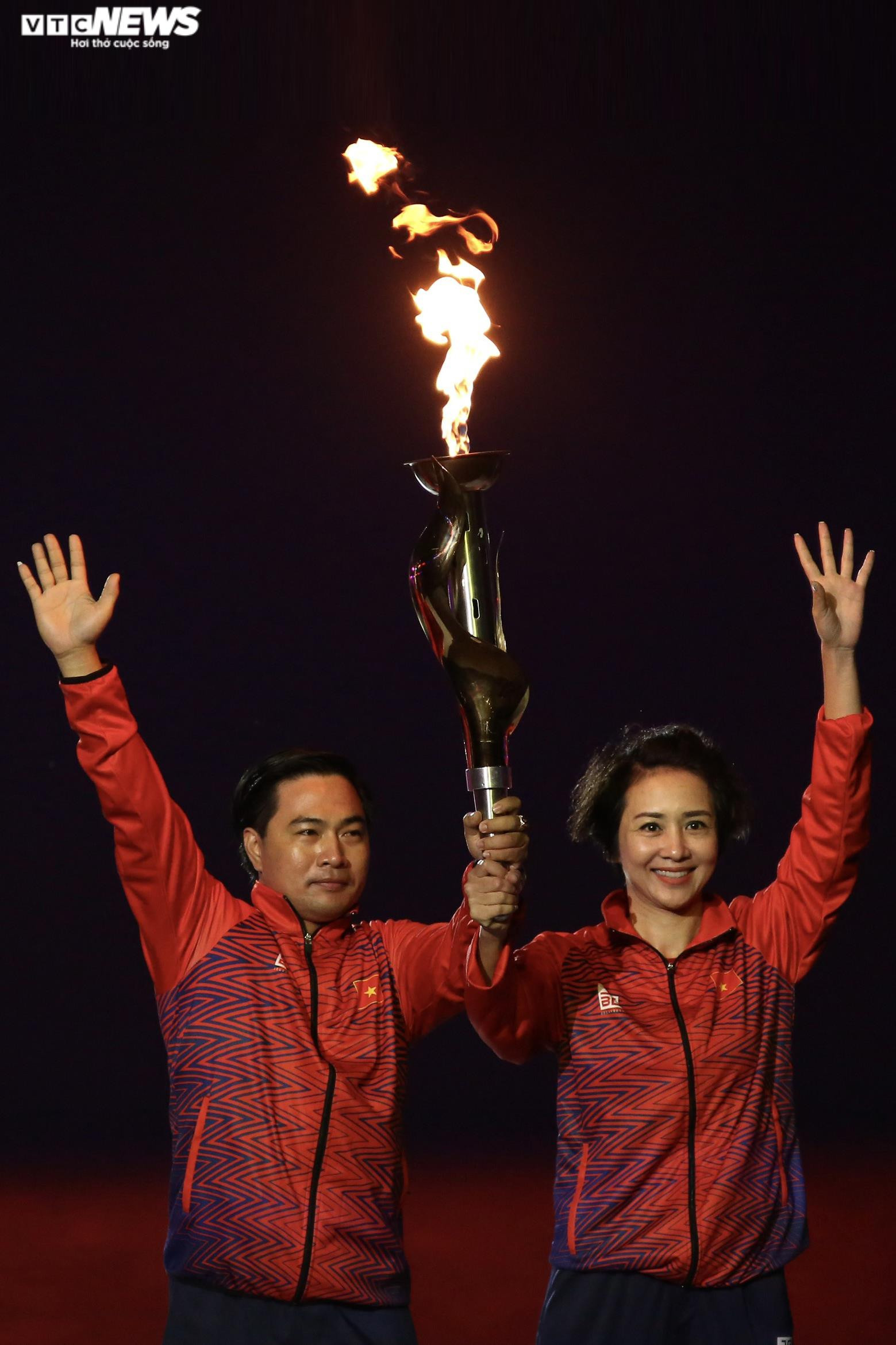 Ảnh: Khai mạc SEA Games 31 - Huyền ảo, lung linh, độc đáo, ấn tượng - 17