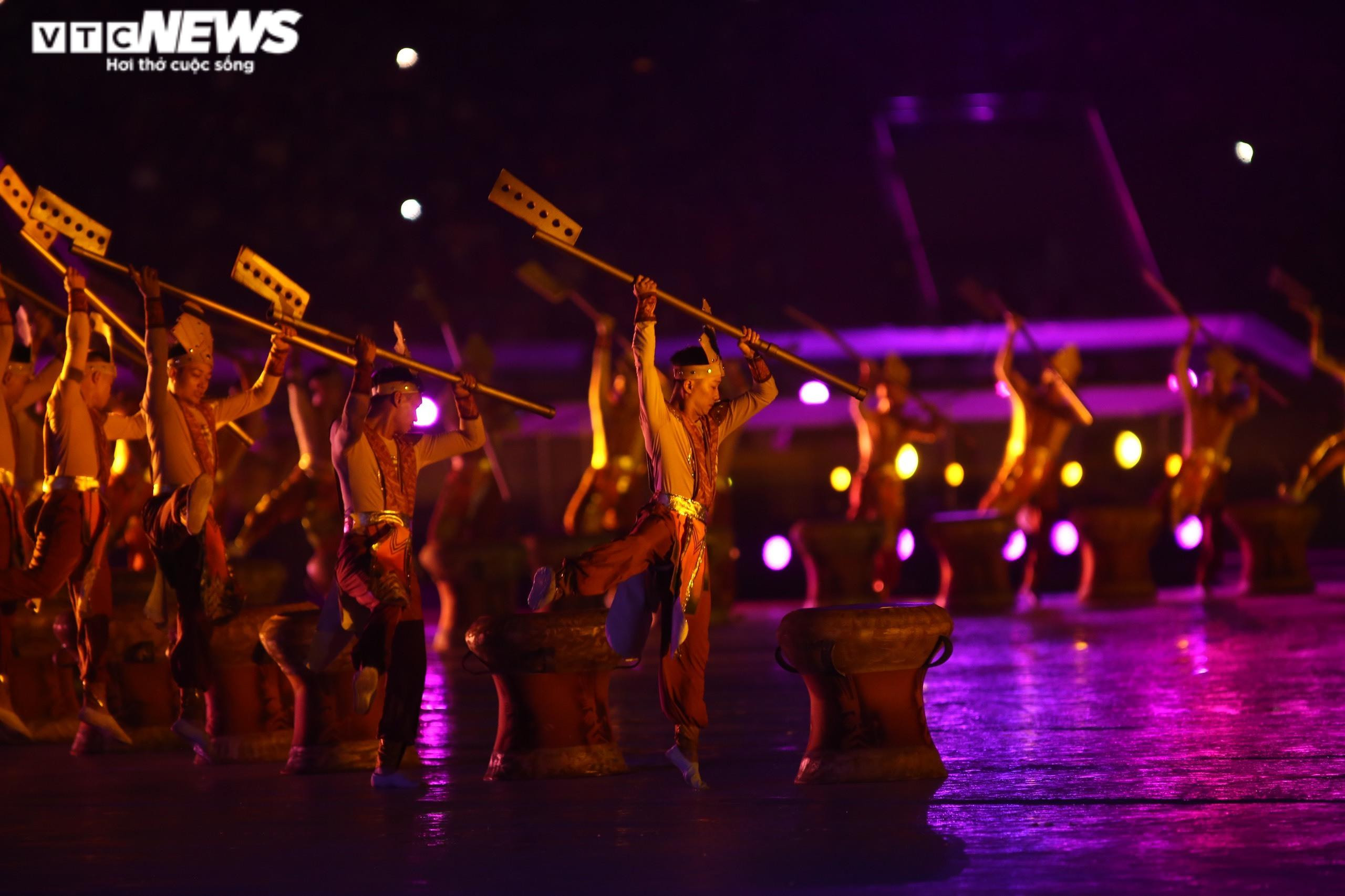 Ảnh: Khai mạc SEA Games 31 - Huyền ảo, lung linh, độc đáo, ấn tượng - 2