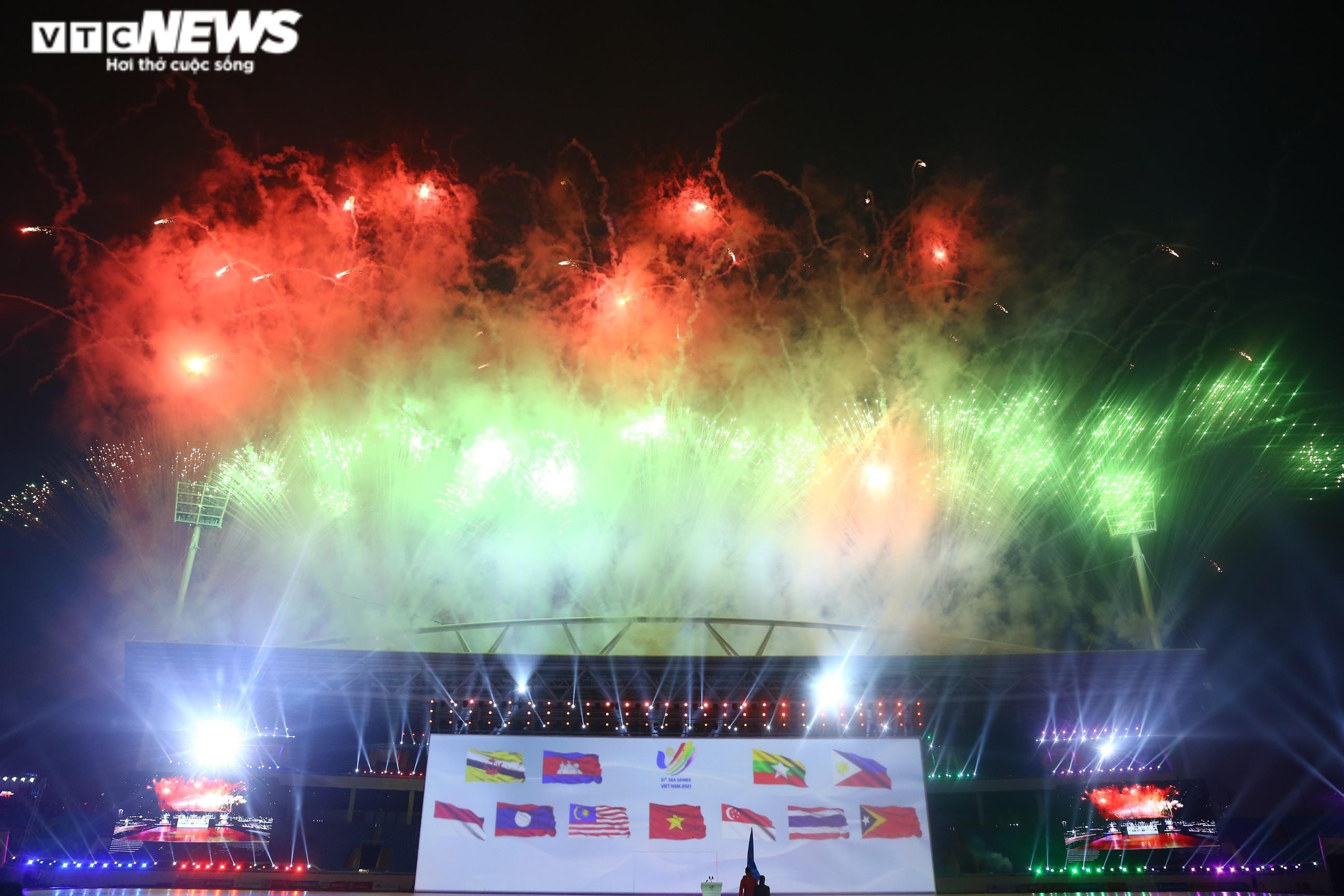 Ảnh: Khai mạc SEA Games 31 - Huyền ảo, lung linh, độc đáo, ấn tượng - 15