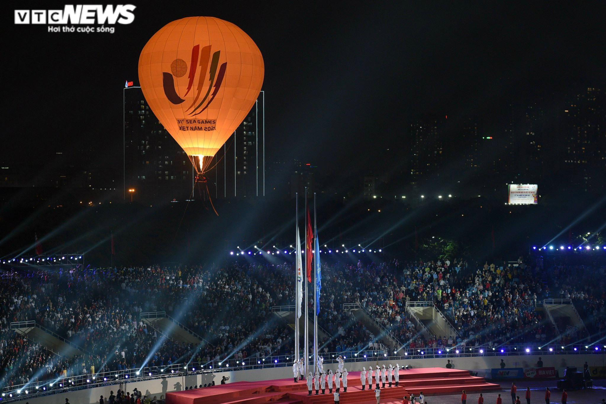 Ảnh: Khai mạc SEA Games 31 - Huyền ảo, lung linh, độc đáo, ấn tượng - 13
