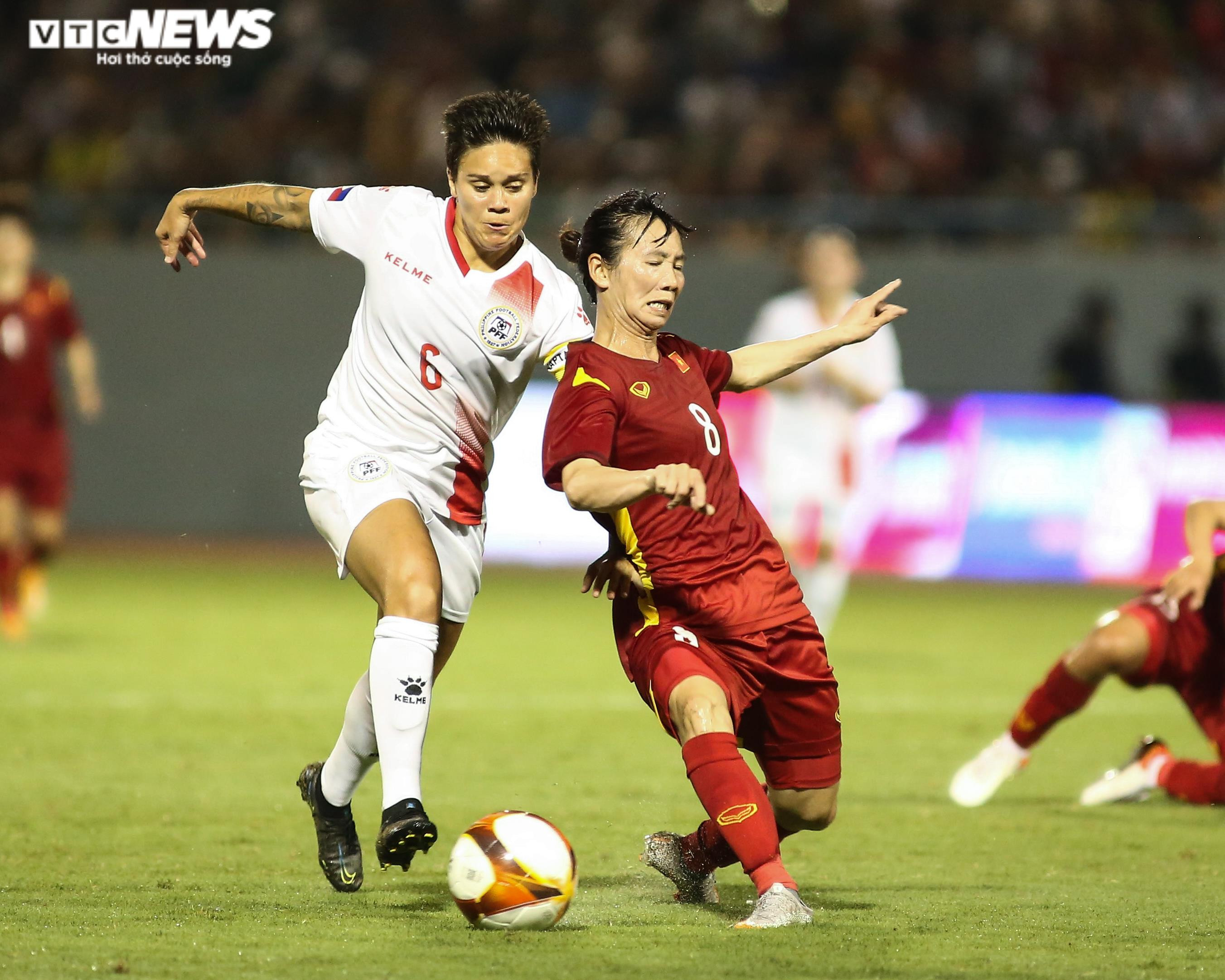 Tuyển bóng đá nữ Việt Nam ấm lòng giữa biển người hâm mộ - 5