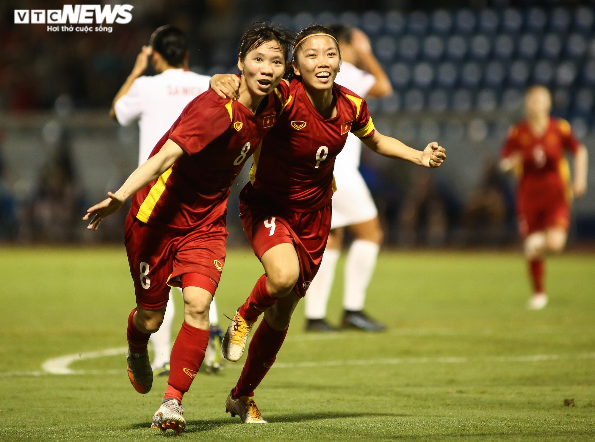 Tuyển bóng đá nữ Việt Nam ấm lòng giữa biển người hâm mộ - 6