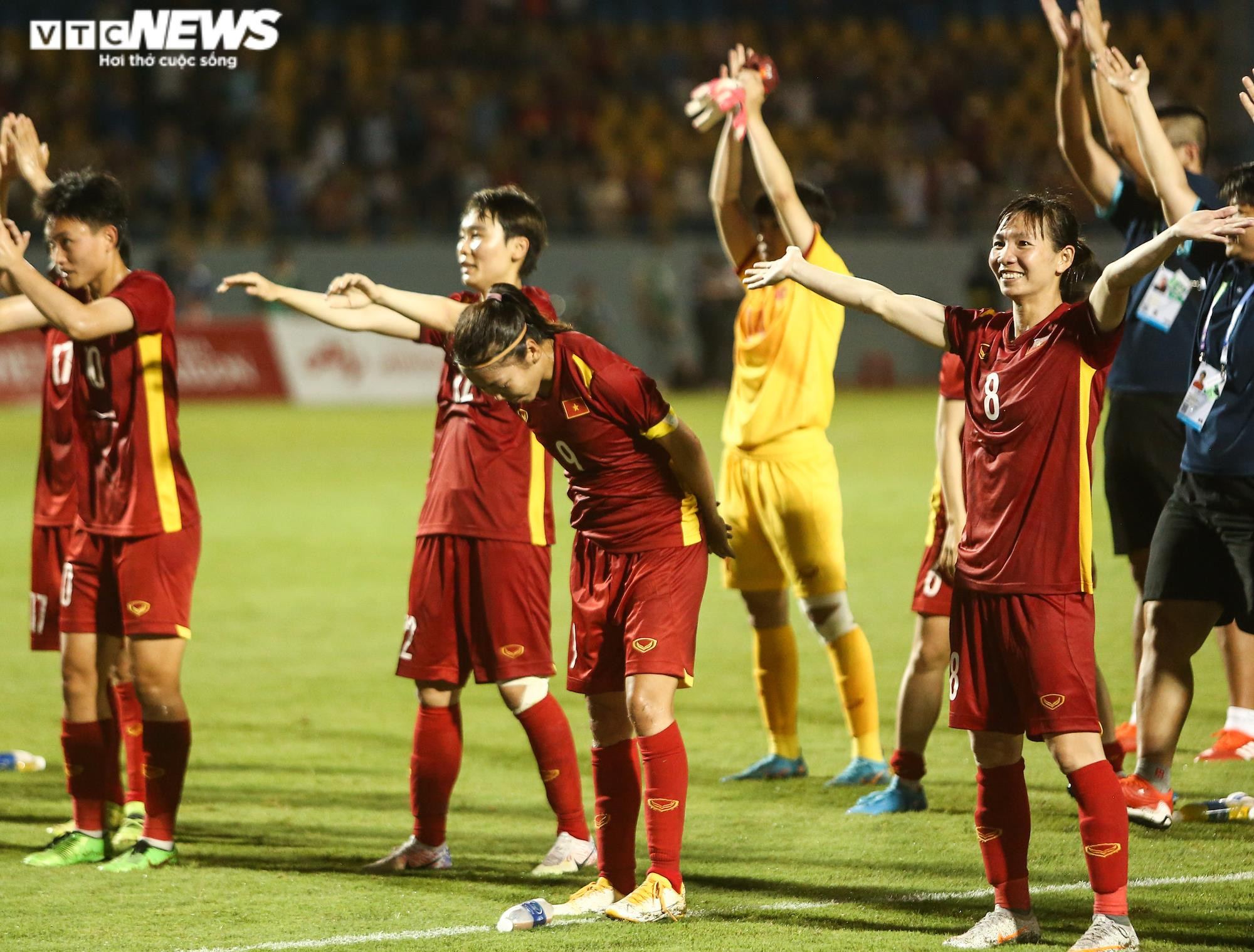 Tuyển bóng đá nữ Việt Nam ấm lòng giữa biển người hâm mộ - 7
