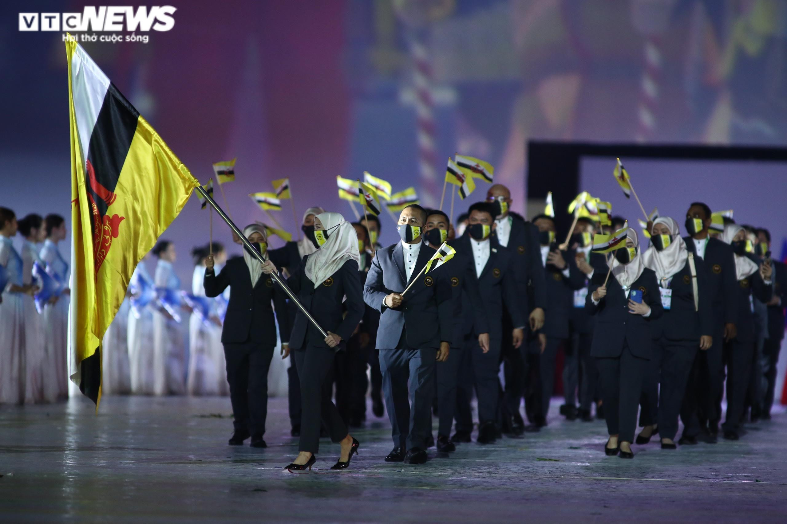 Ảnh: Khai mạc SEA Games 31 - Huyền ảo, lung linh, độc đáo, ấn tượng - 7