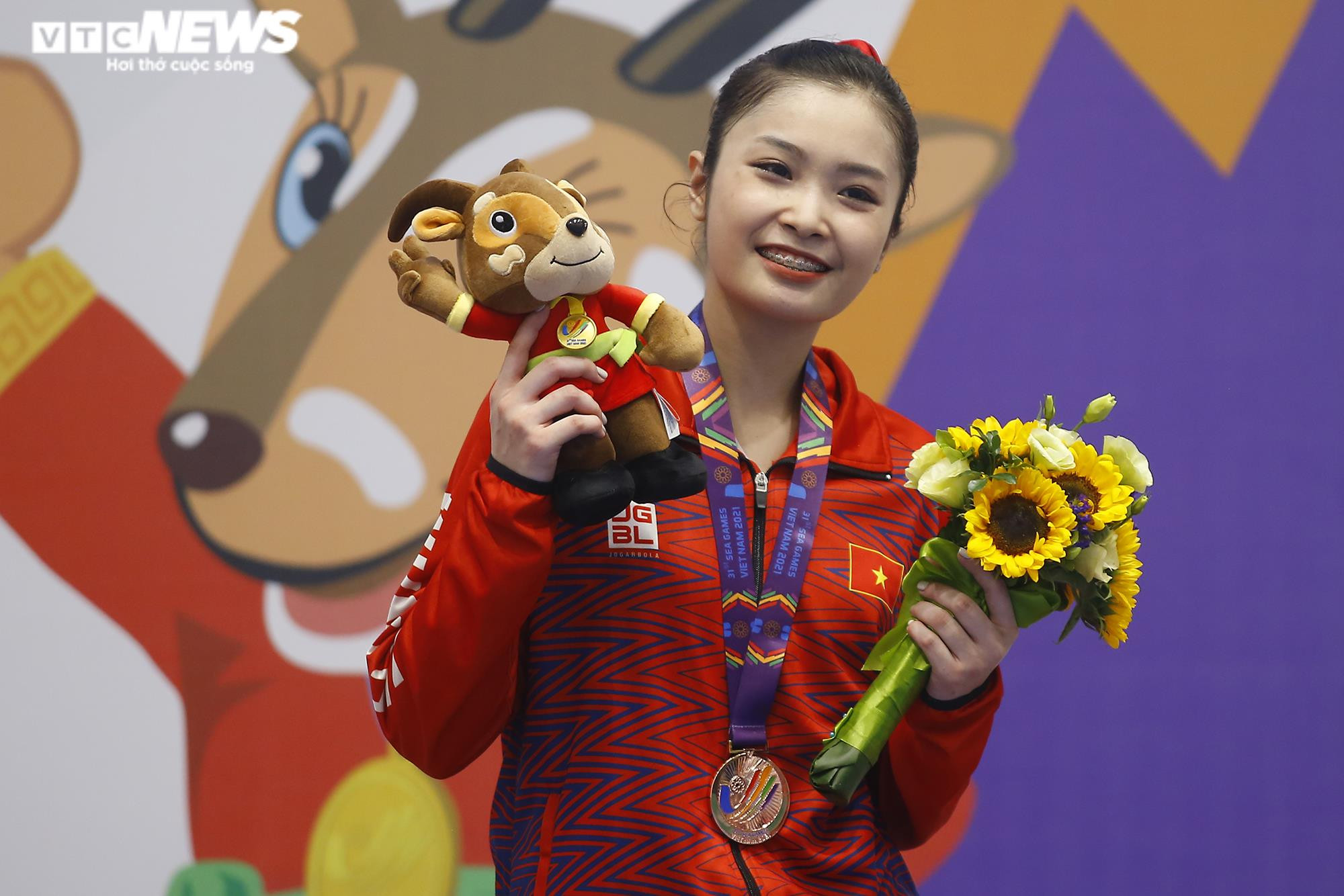 Ngắm hoa khôi wushu Dương Thúy Vi, Đặng Tiểu Bình khoe sắc ở SEA Games 31 - 18