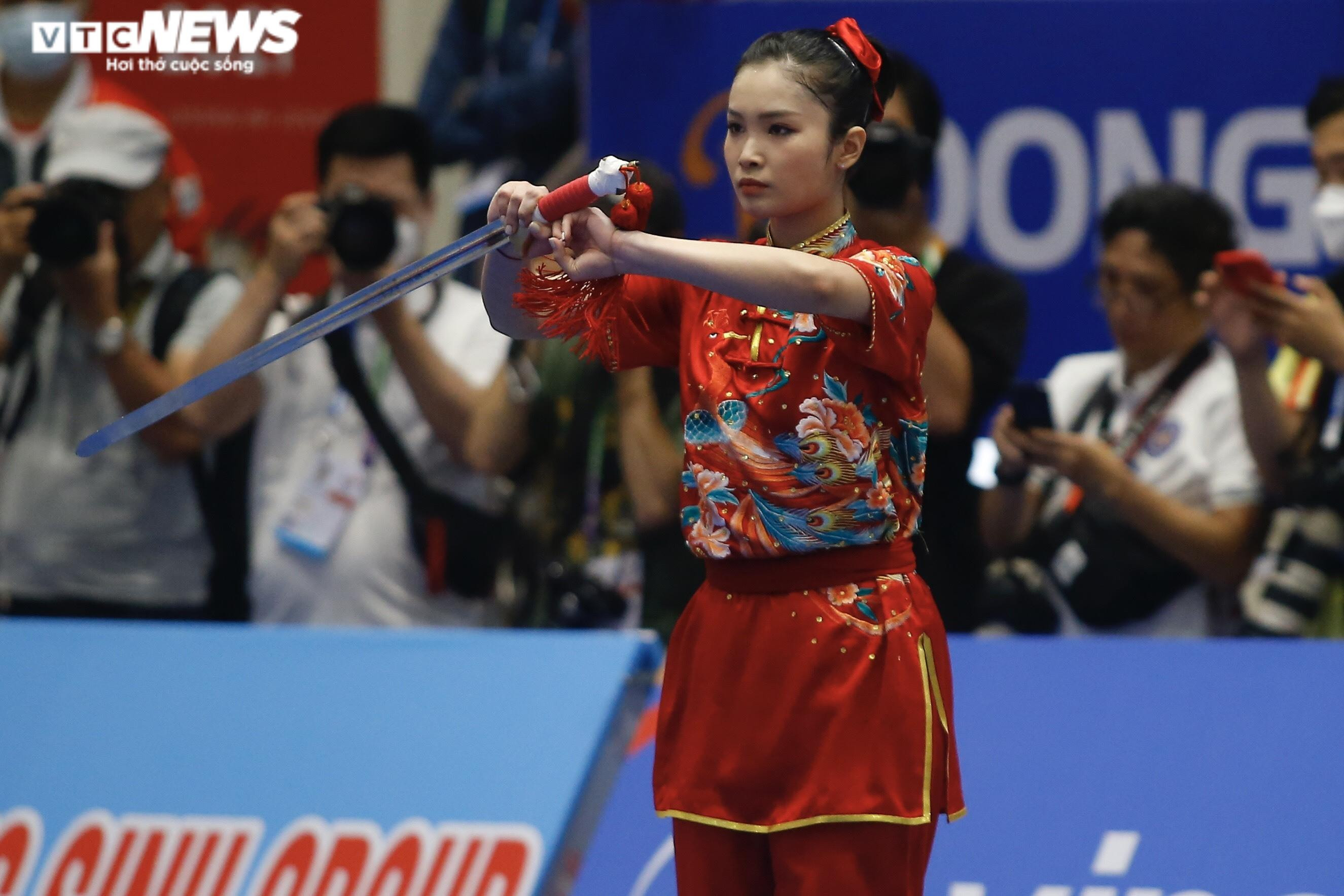 Ngắm hoa khôi wushu Dương Thúy Vi, Đặng Tiểu Bình khoe sắc ở SEA Games 31 - 8