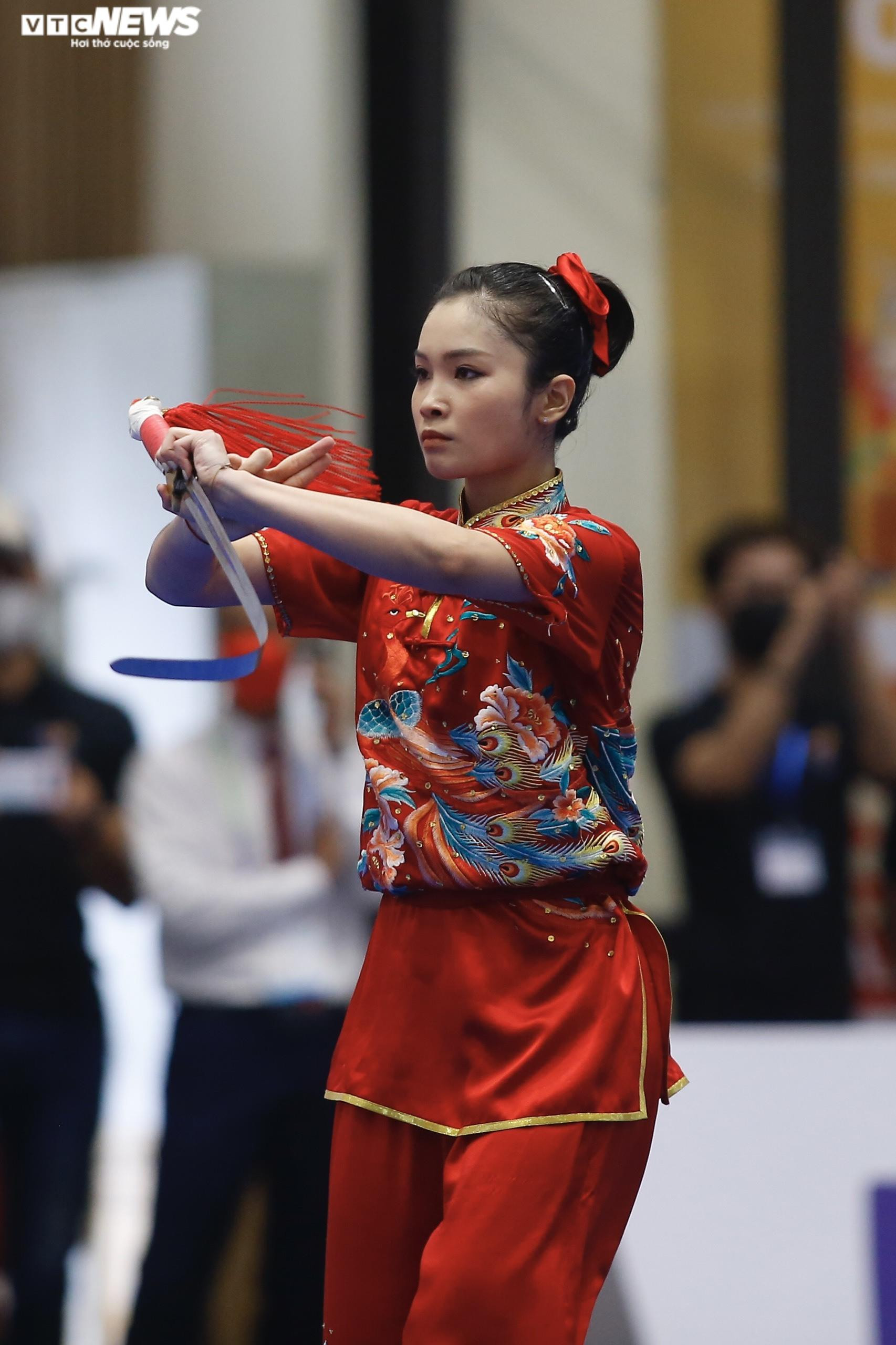 Ngắm hoa khôi wushu Dương Thúy Vi, Đặng Tiểu Bình khoe sắc ở SEA Games 31 - 17