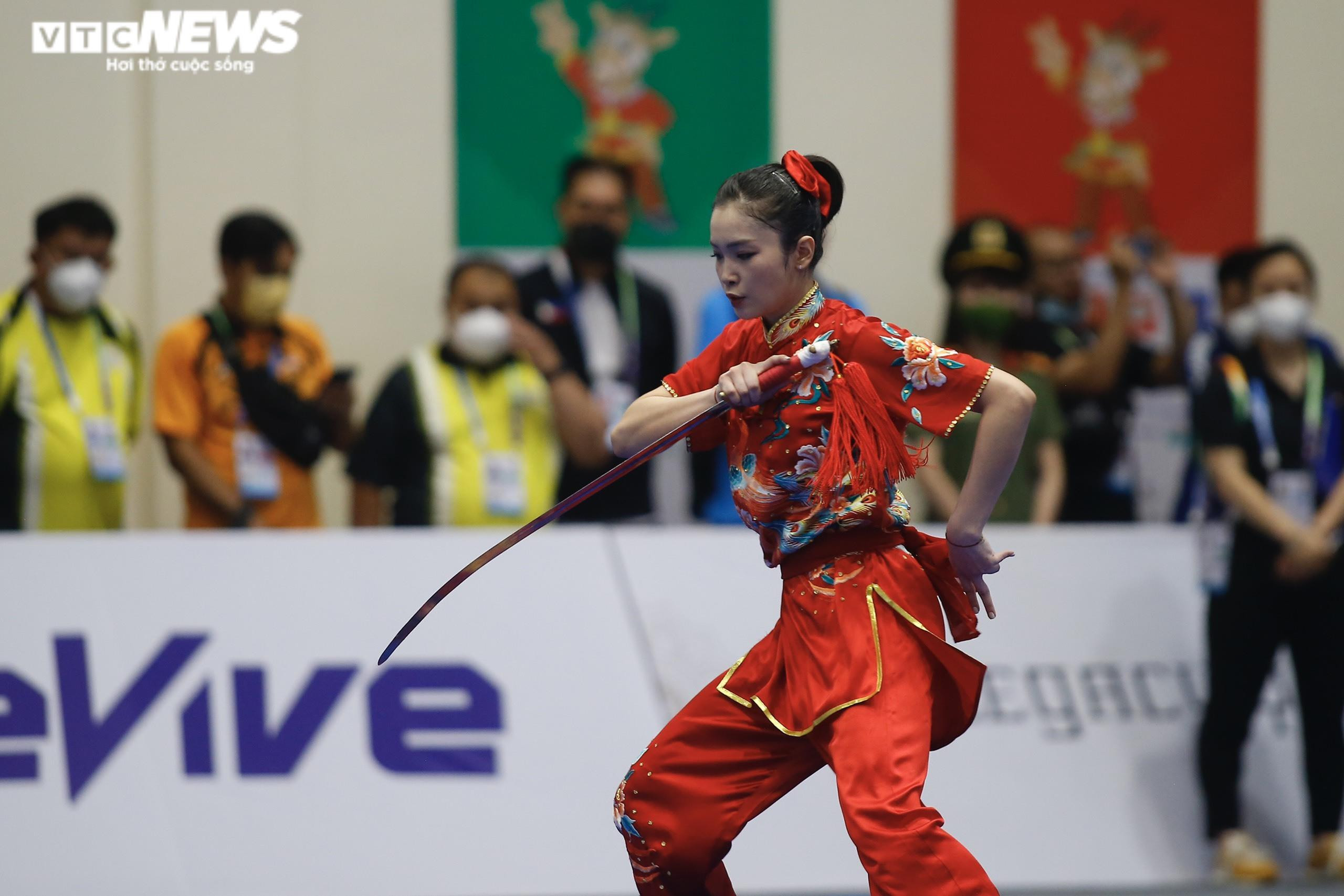 Ngắm hoa khôi wushu Dương Thúy Vi, Đặng Tiểu Bình khoe sắc ở SEA Games 31 - 10