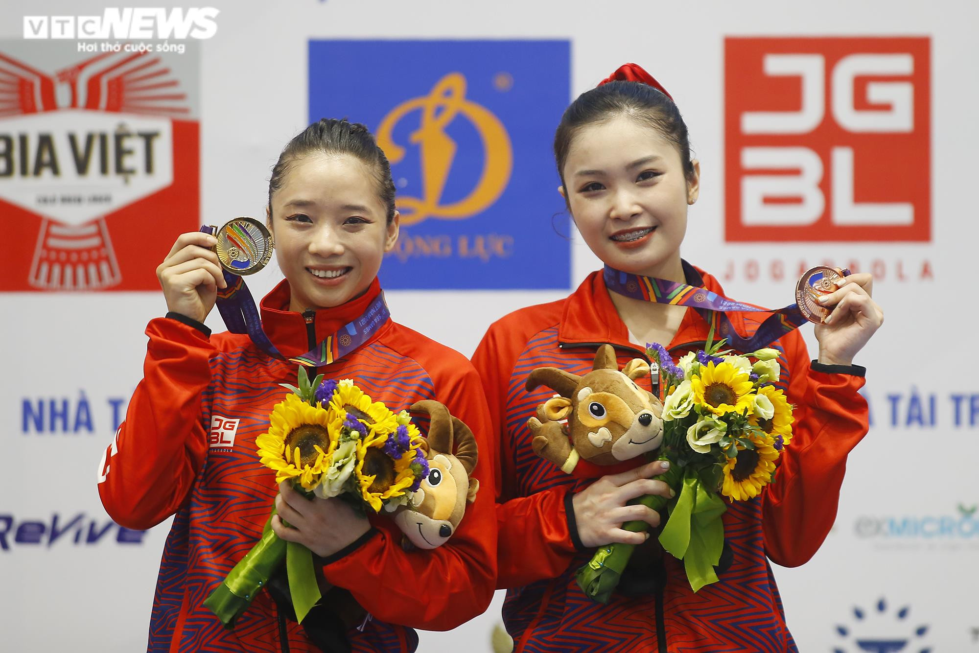 Ngắm hoa khôi wushu Dương Thúy Vi, Đặng Tiểu Bình khoe sắc ở SEA Games 31 - 16