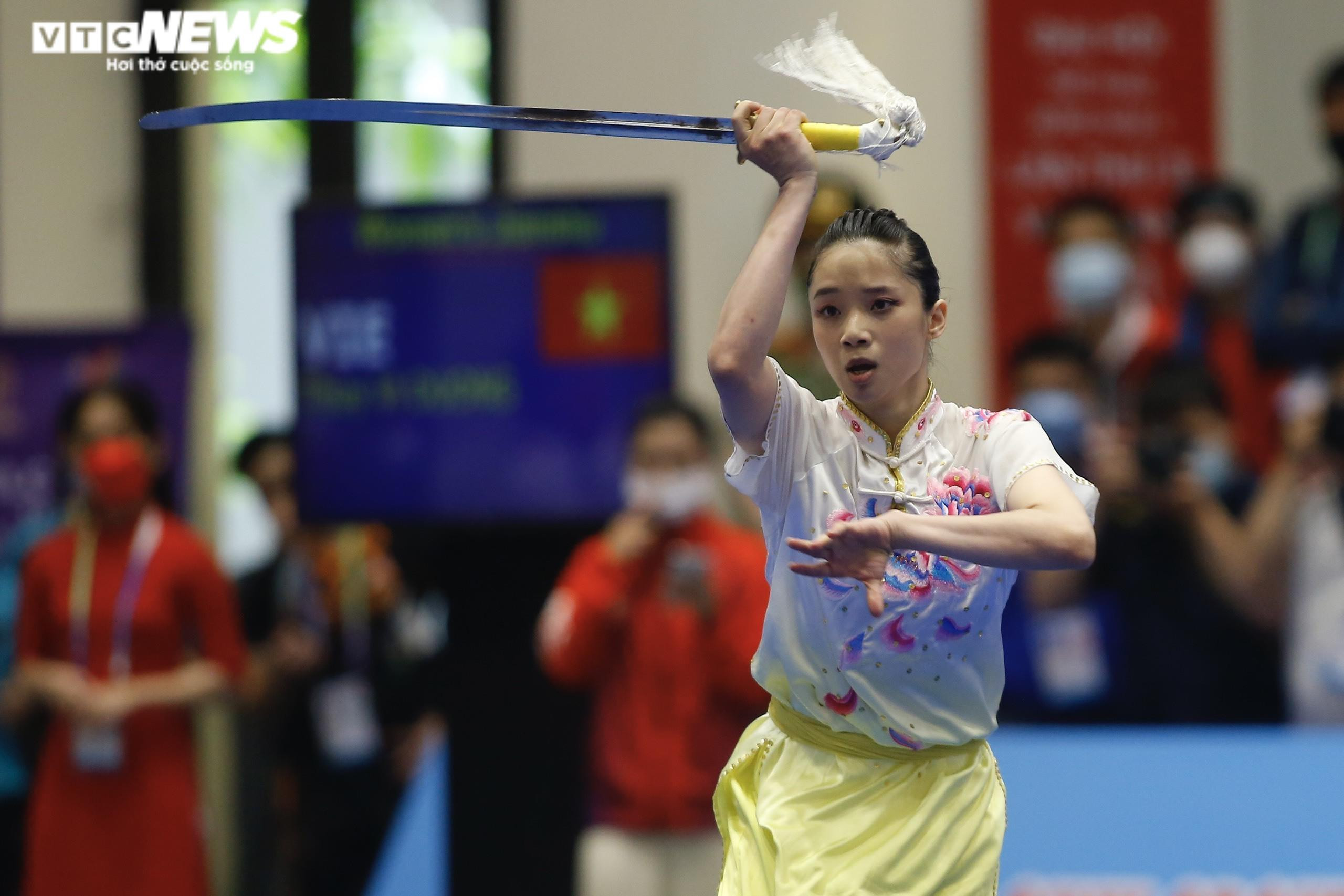 Ngắm hoa khôi wushu Dương Thúy Vi, Đặng Tiểu Bình khoe sắc ở SEA Games 31 - 7