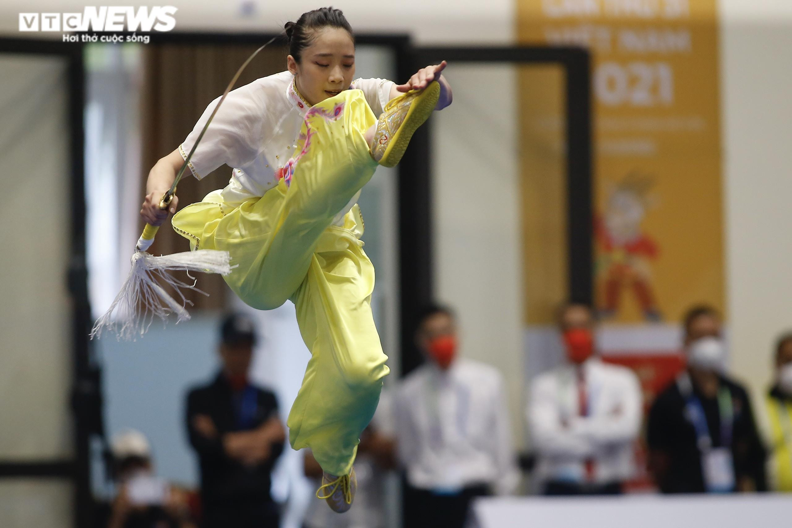 Ngắm hoa khôi wushu Dương Thúy Vi, Đặng Tiểu Bình khoe sắc ở SEA Games 31 - 5