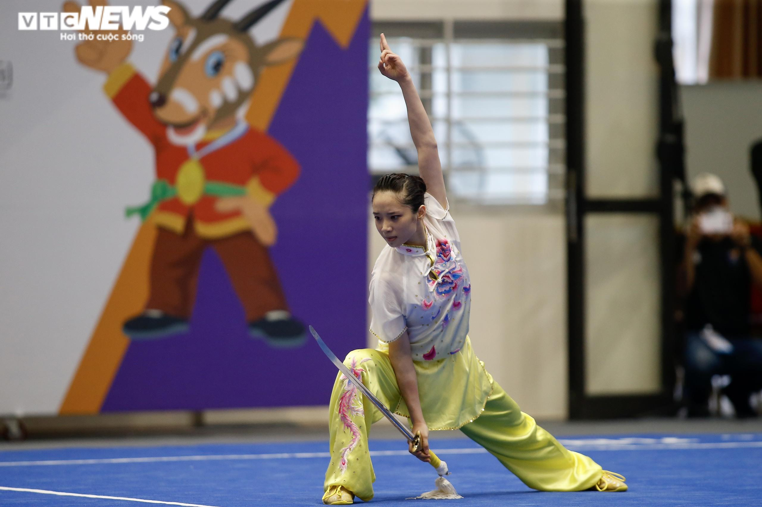 Ngắm hoa khôi wushu Dương Thúy Vi, Đặng Tiểu Bình khoe sắc ở SEA Games 31 - 4