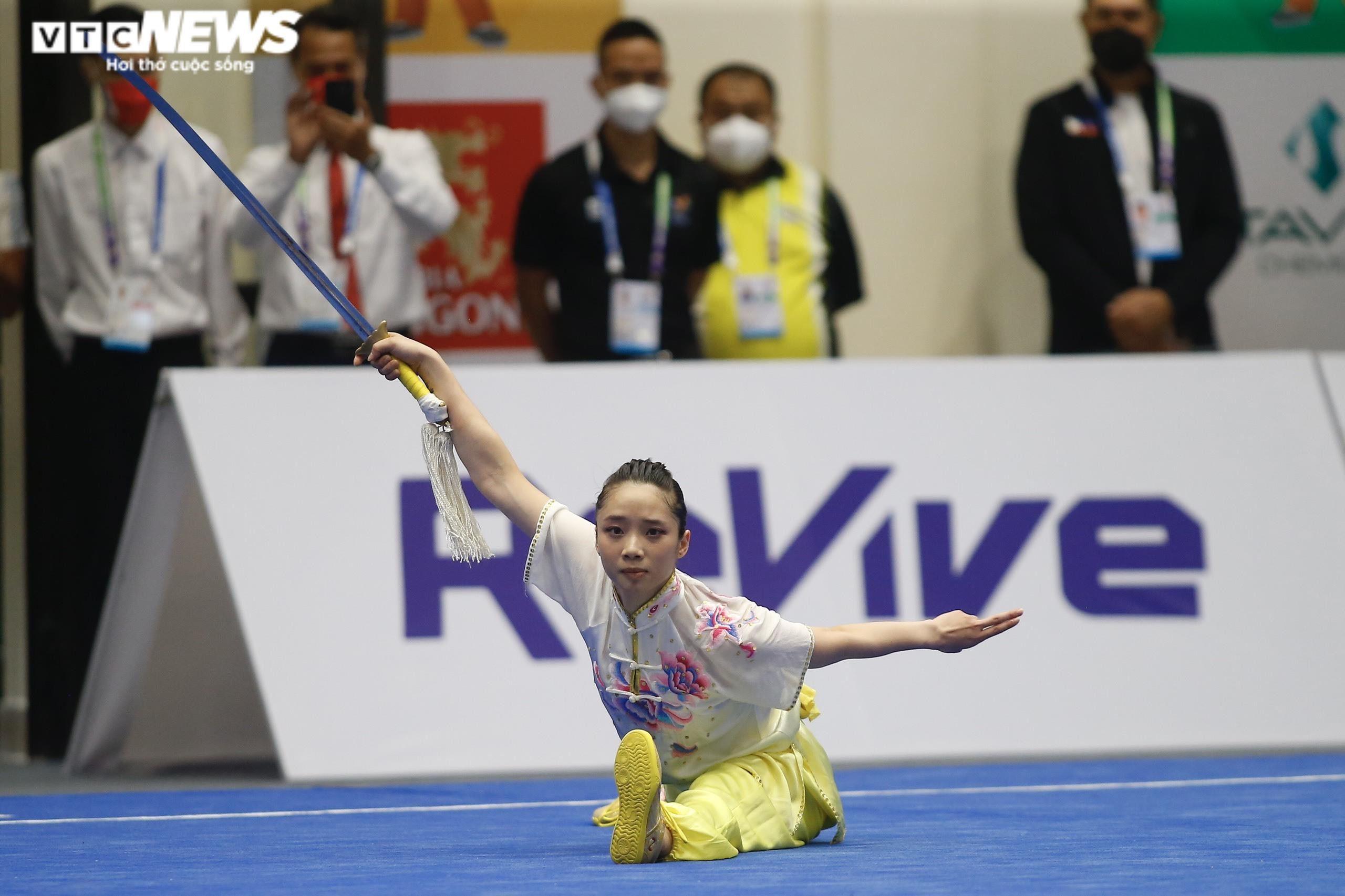 Ngắm hoa khôi wushu Dương Thúy Vi, Đặng Tiểu Bình khoe sắc ở SEA Games 31 - 6