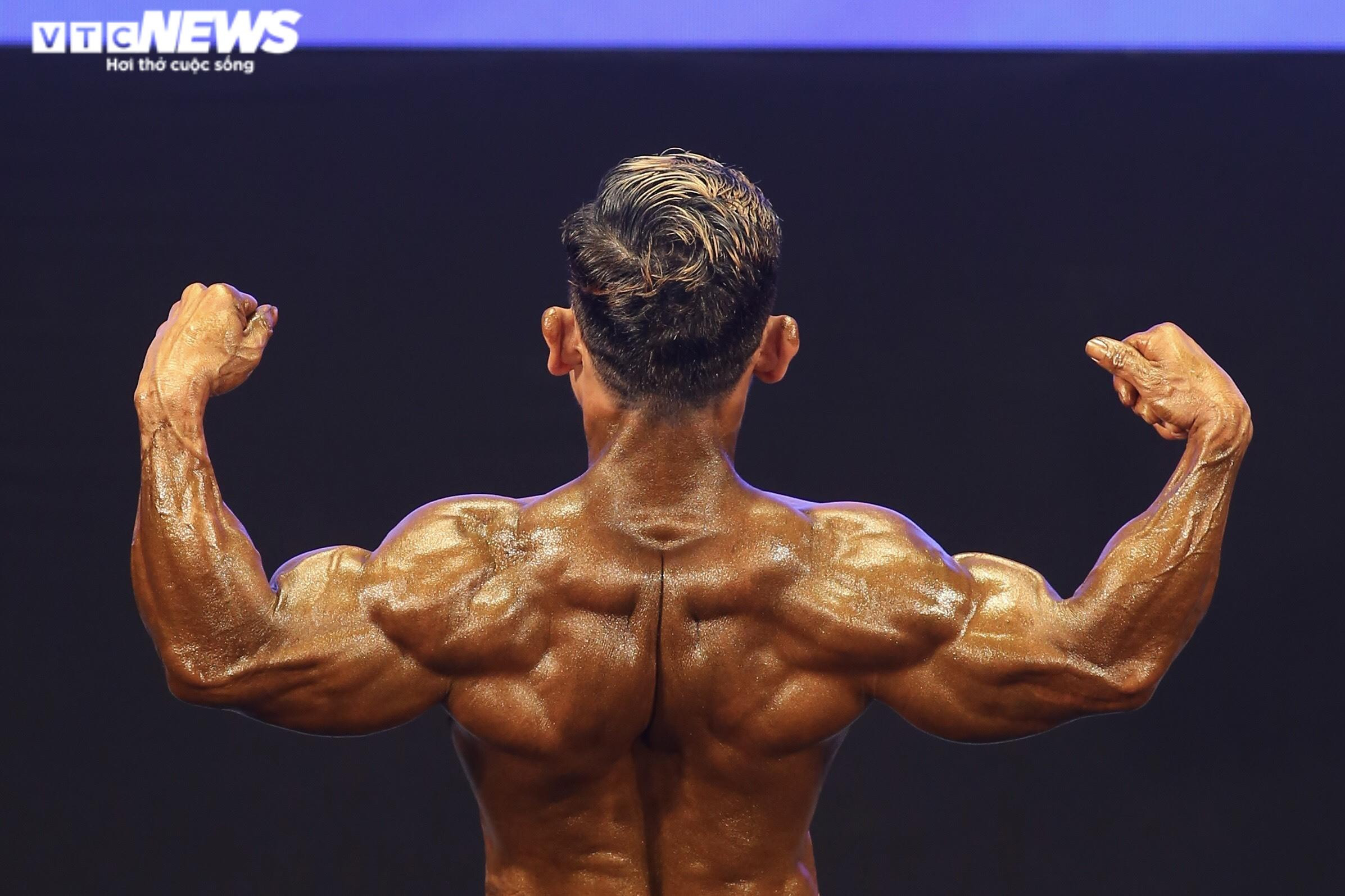 Ngắm cơ bắp cực đẹp của Phạm Văn Mách, U50 vẫn vô địch SEA Games - 10