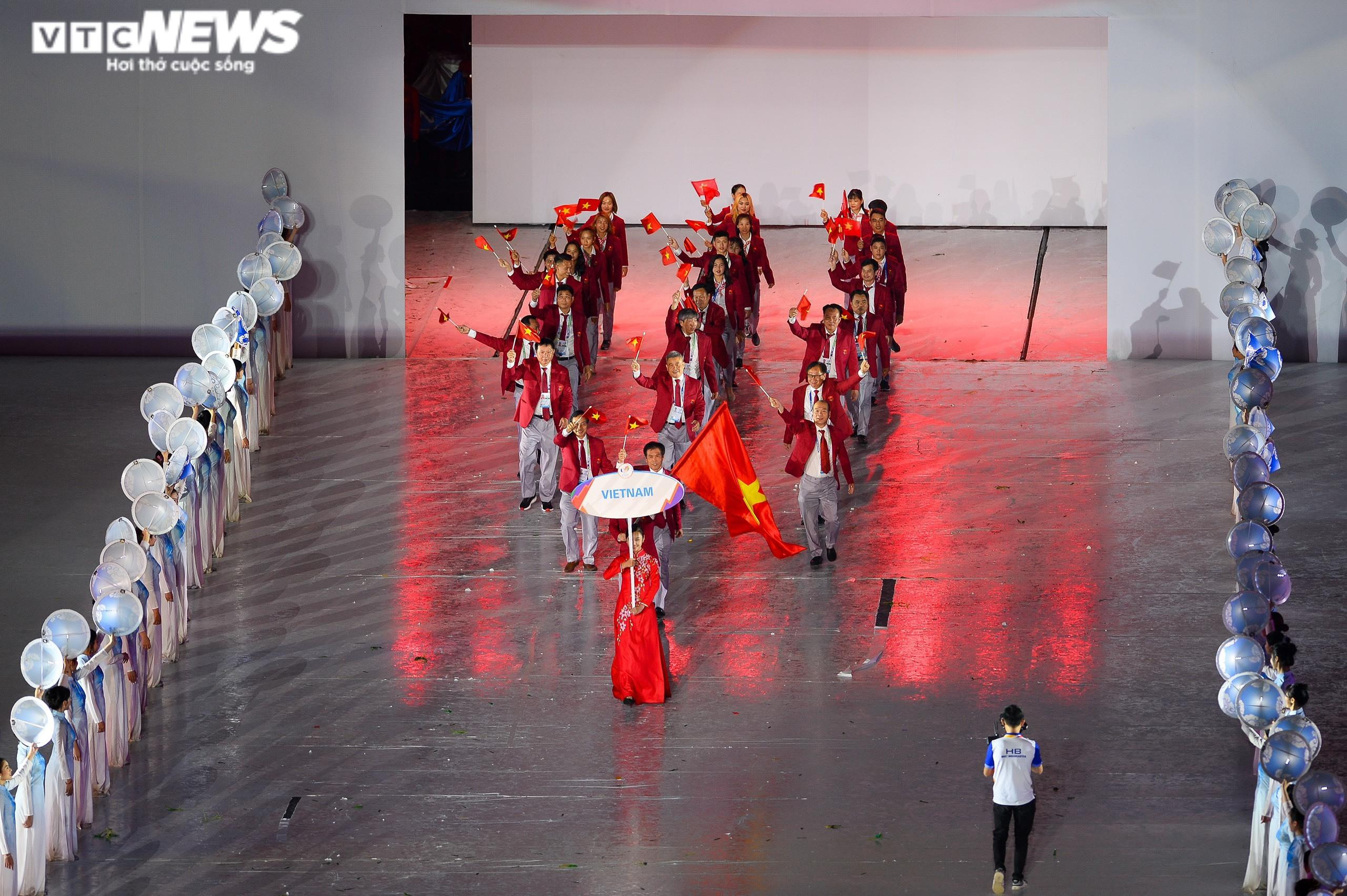 Ảnh: Khai mạc SEA Games 31 - Huyền ảo, lung linh, độc đáo, ấn tượng - 11
