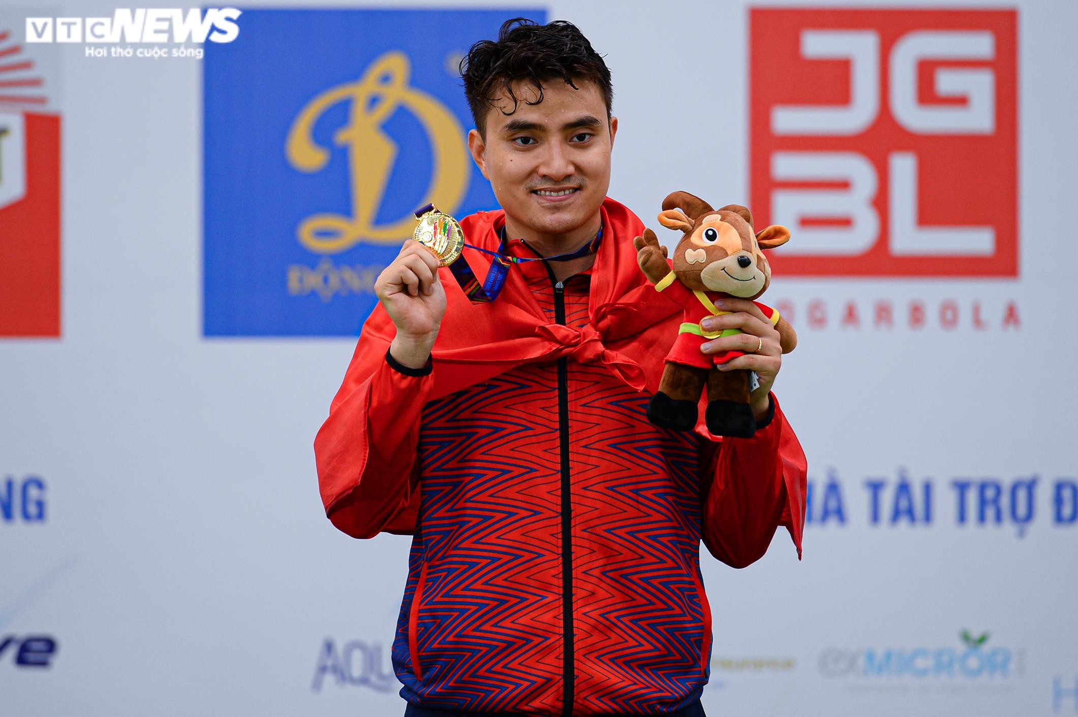 'Độc cô cầu bại' Vũ Thành An rực sáng bầu trời kiếm thuật Đông Nam Á - 10