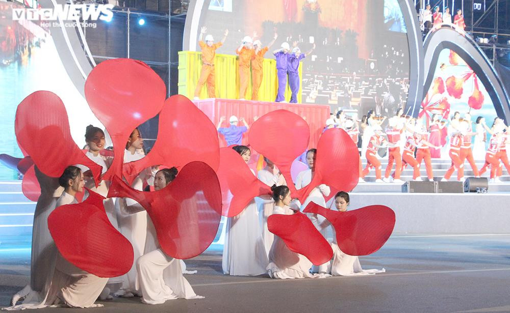 Ảnh: Vạn người đến xem Lễ hội Hoa phượng đỏ Hải Phòng 2022 - 10