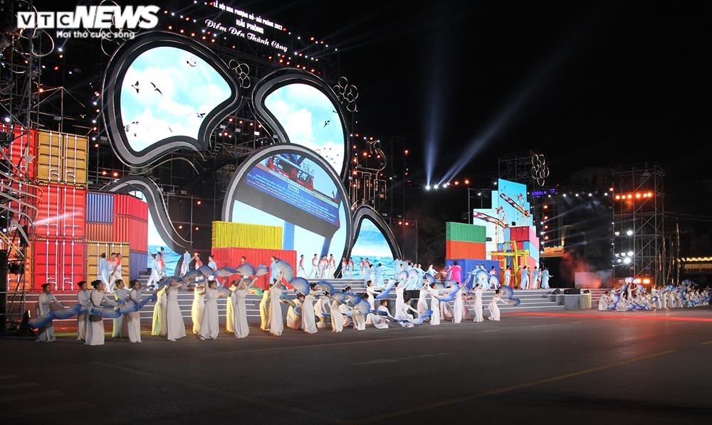 Ảnh: Vạn người đến xem Lễ hội Hoa phượng đỏ Hải Phòng 2022 - 11