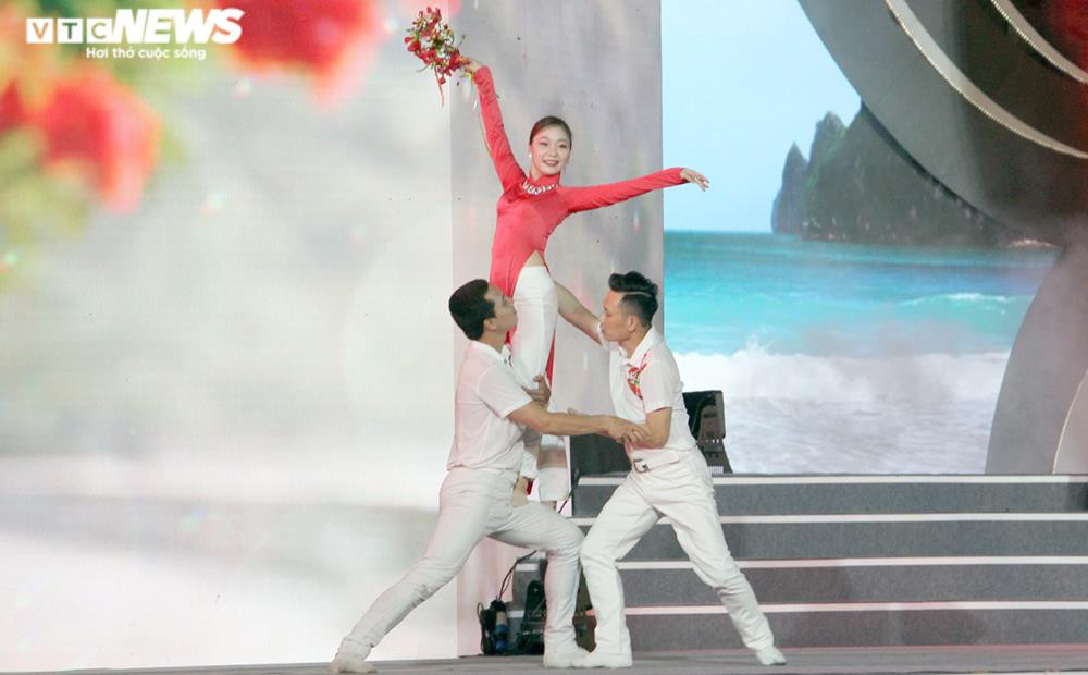 Ảnh: Vạn người đến xem Lễ hội Hoa phượng đỏ Hải Phòng 2022 - 13