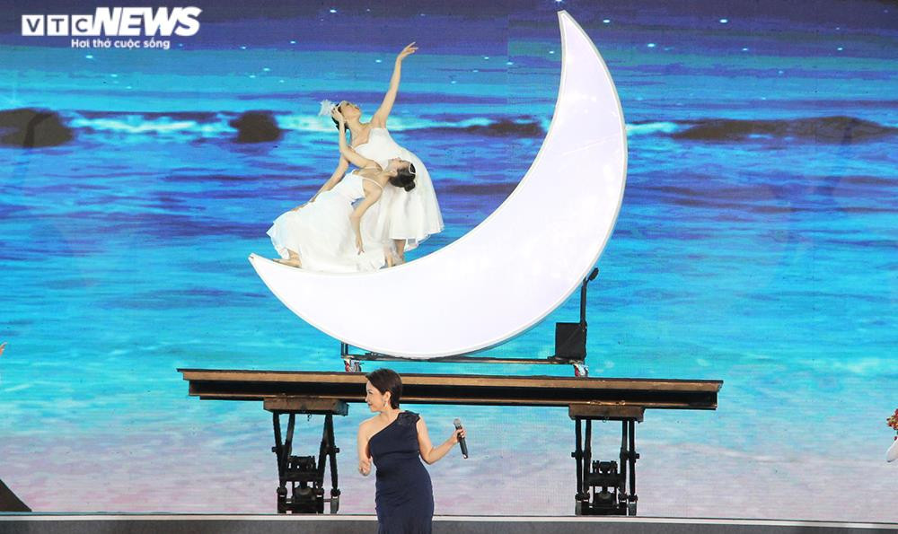 Ảnh: Vạn người đến xem Lễ hội Hoa phượng đỏ Hải Phòng 2022 - 14