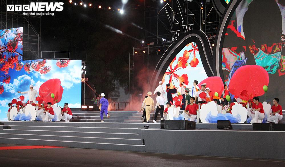 Ảnh: Vạn người đến xem Lễ hội Hoa phượng đỏ Hải Phòng 2022 - 15