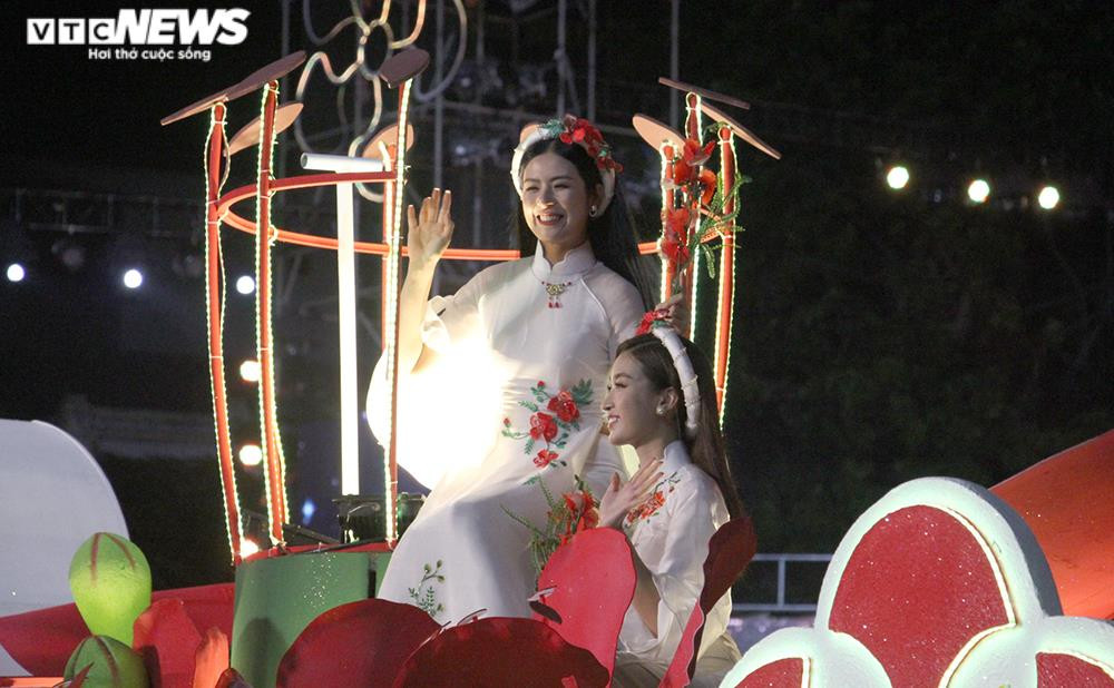 Ảnh: Vạn người đến xem Lễ hội Hoa phượng đỏ Hải Phòng 2022 - 18