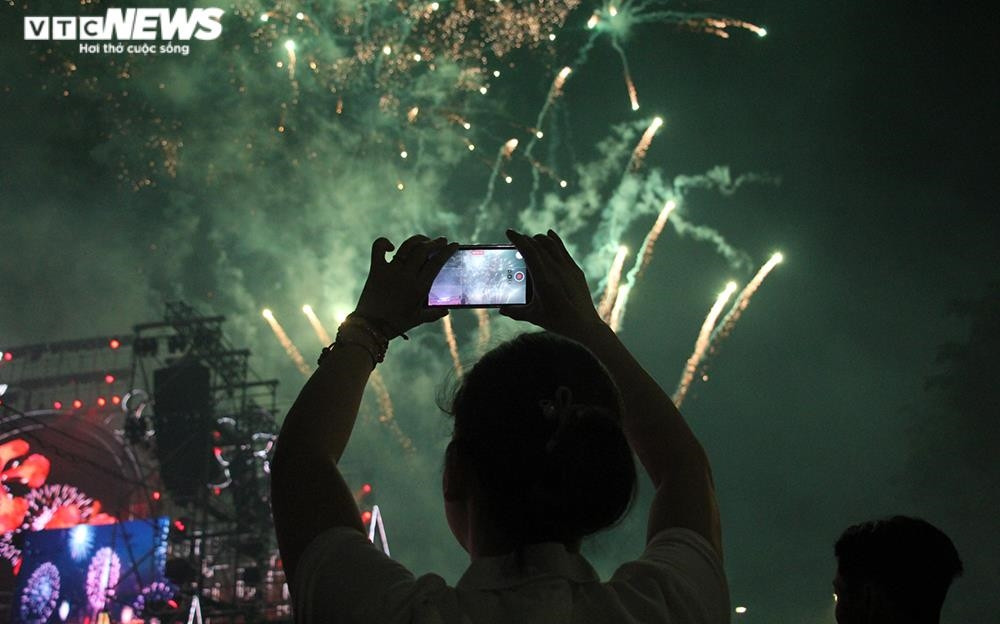 Ảnh: Vạn người đến xem Lễ hội Hoa phượng đỏ Hải Phòng 2022 - 19