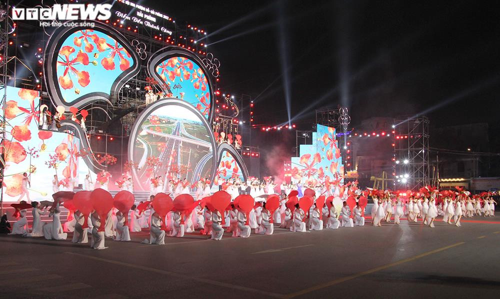 Ảnh: Vạn người đến xem Lễ hội Hoa phượng đỏ Hải Phòng 2022 - 8