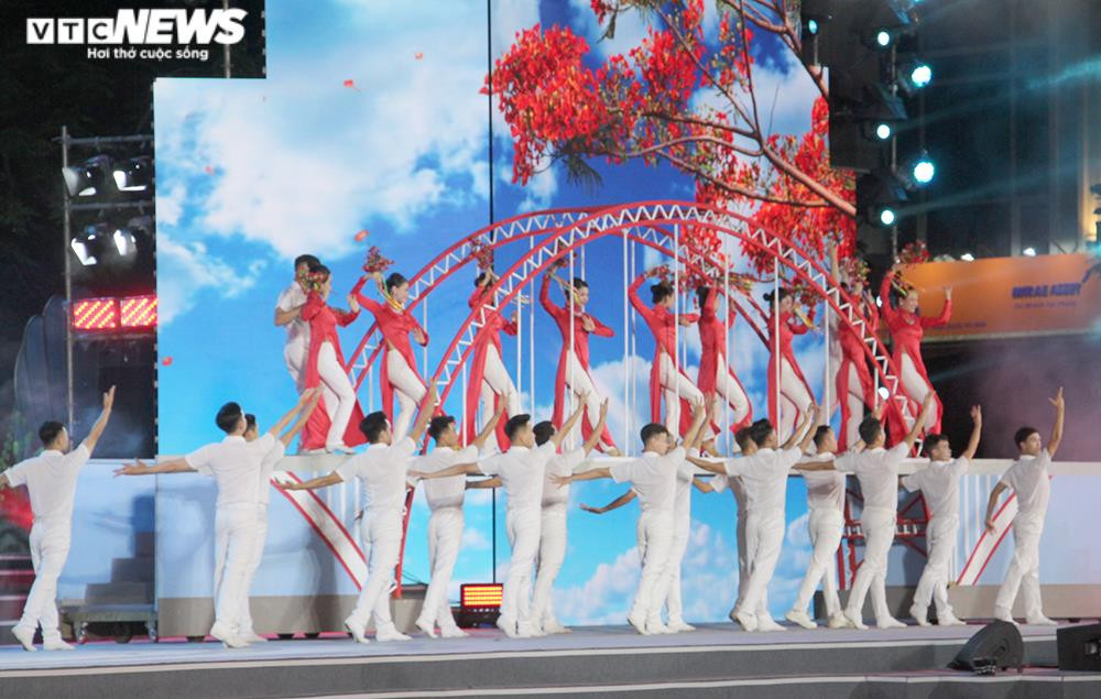 Ảnh: Vạn người đến xem Lễ hội Hoa phượng đỏ Hải Phòng 2022 - 9