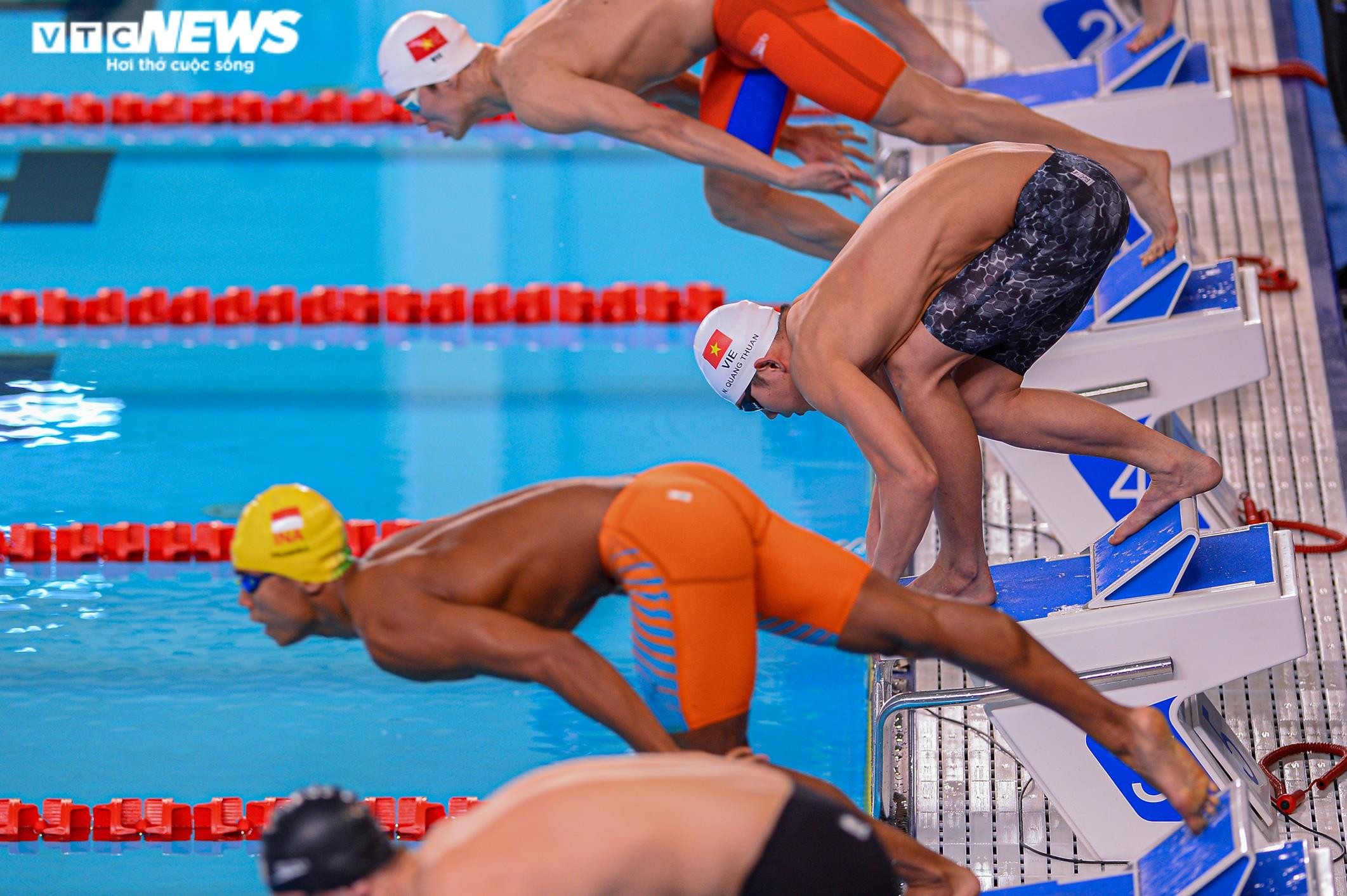 Em trai Ánh Viên toả sáng, ‘thần đồng bơi lội’ Hưng Nguyên phá kỷ lục SEA Games - 3