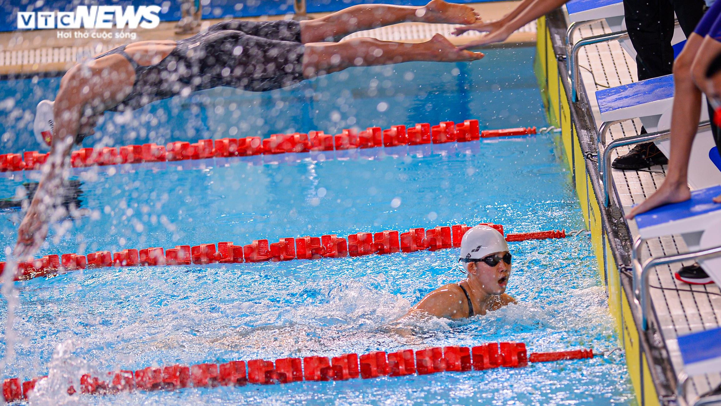 Em trai Ánh Viên toả sáng, ‘thần đồng bơi lội’ Hưng Nguyên phá kỷ lục SEA Games - 16