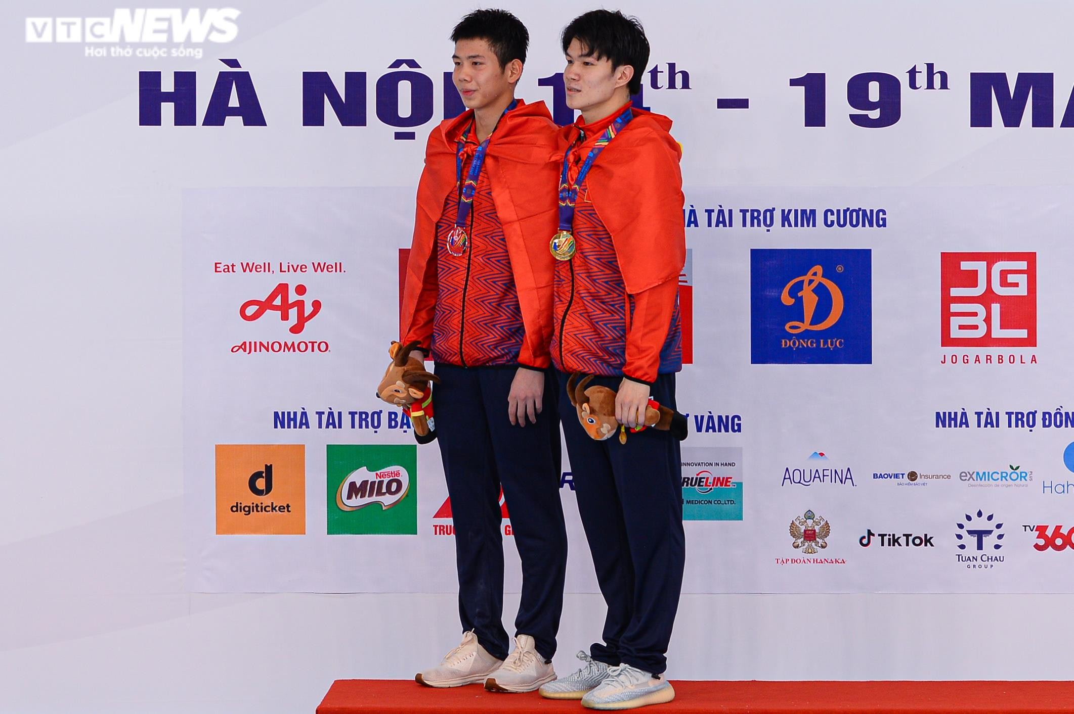 Em trai Ánh Viên toả sáng, ‘thần đồng bơi lội’ Hưng Nguyên phá kỷ lục SEA Games - 11