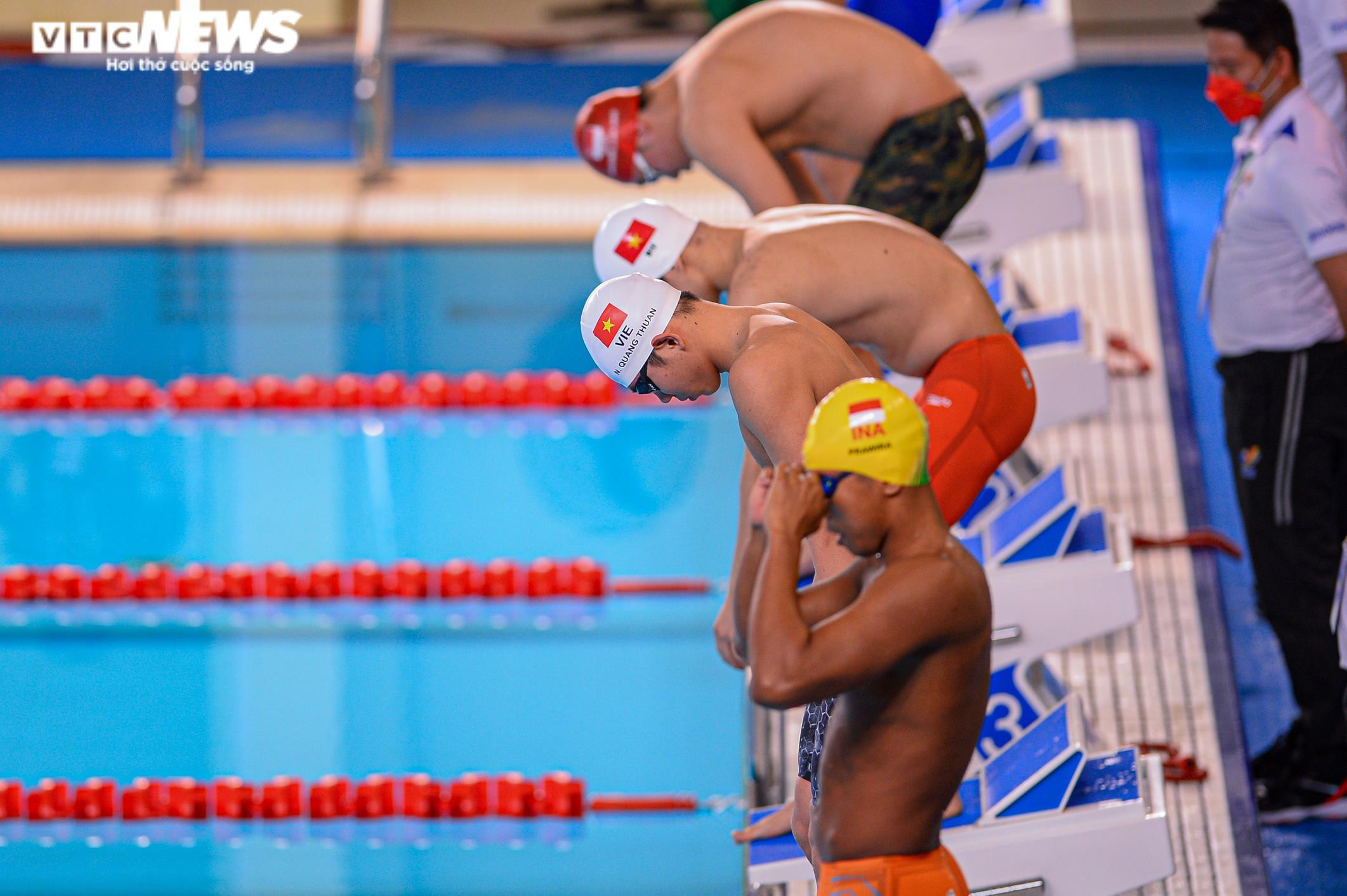 Em trai Ánh Viên toả sáng, ‘thần đồng bơi lội’ Hưng Nguyên phá kỷ lục SEA Games - 1