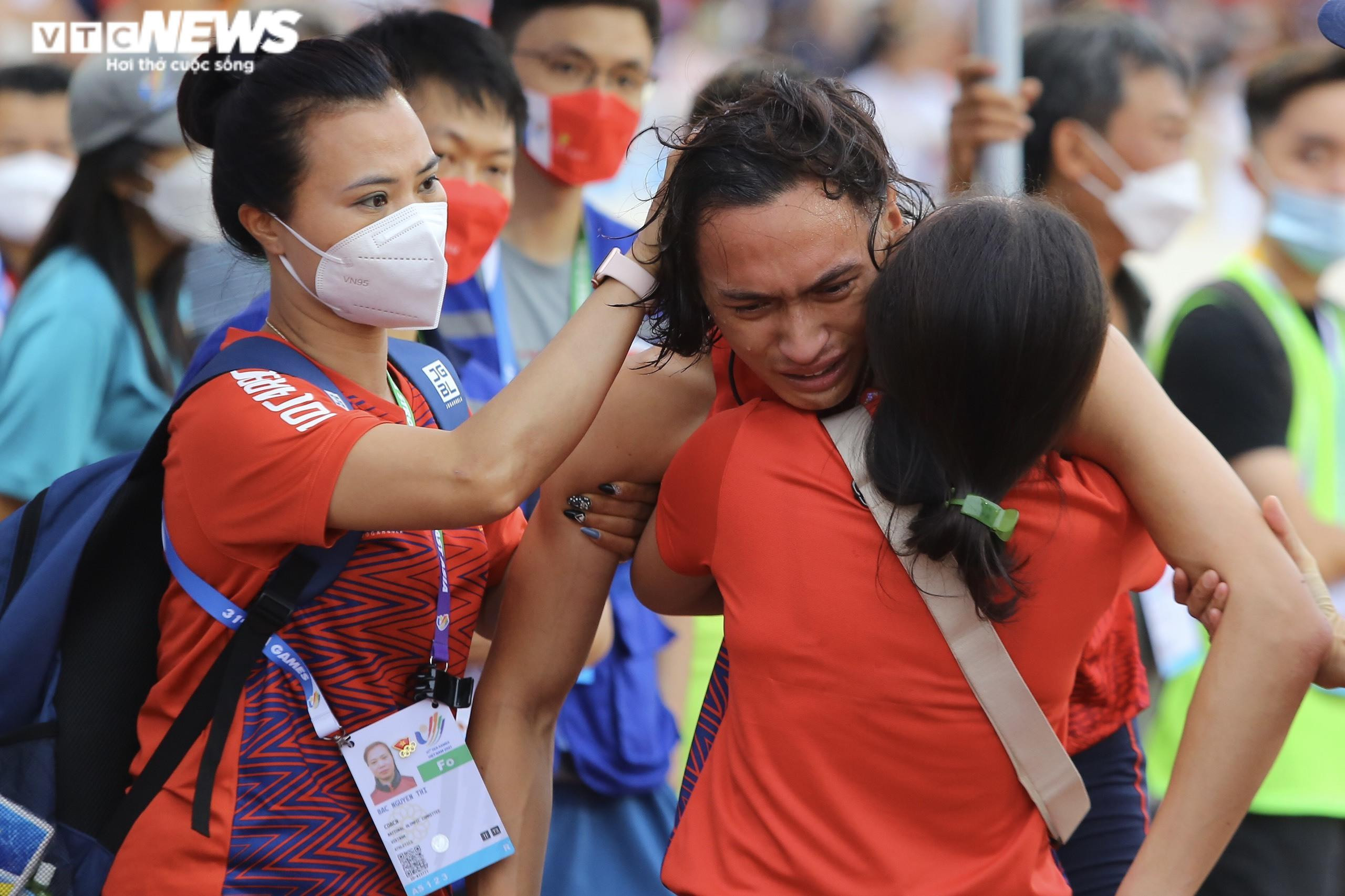 Hụt huy chương SEA Games 31, Trần Nhật Hoàng ôm mẹ khóc nức nở - 9
