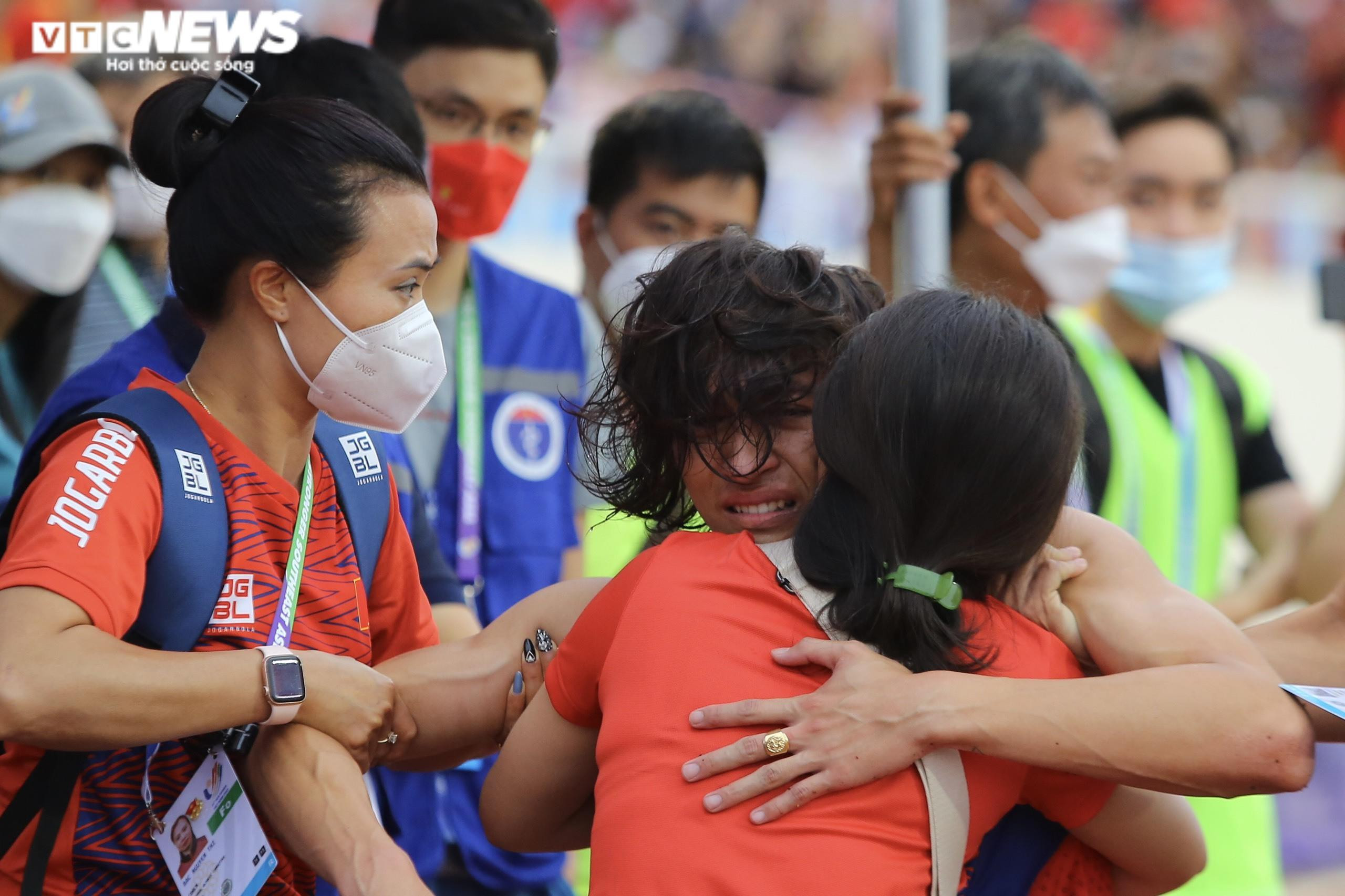 Hụt huy chương SEA Games 31, Trần Nhật Hoàng ôm mẹ khóc nức nở - 8